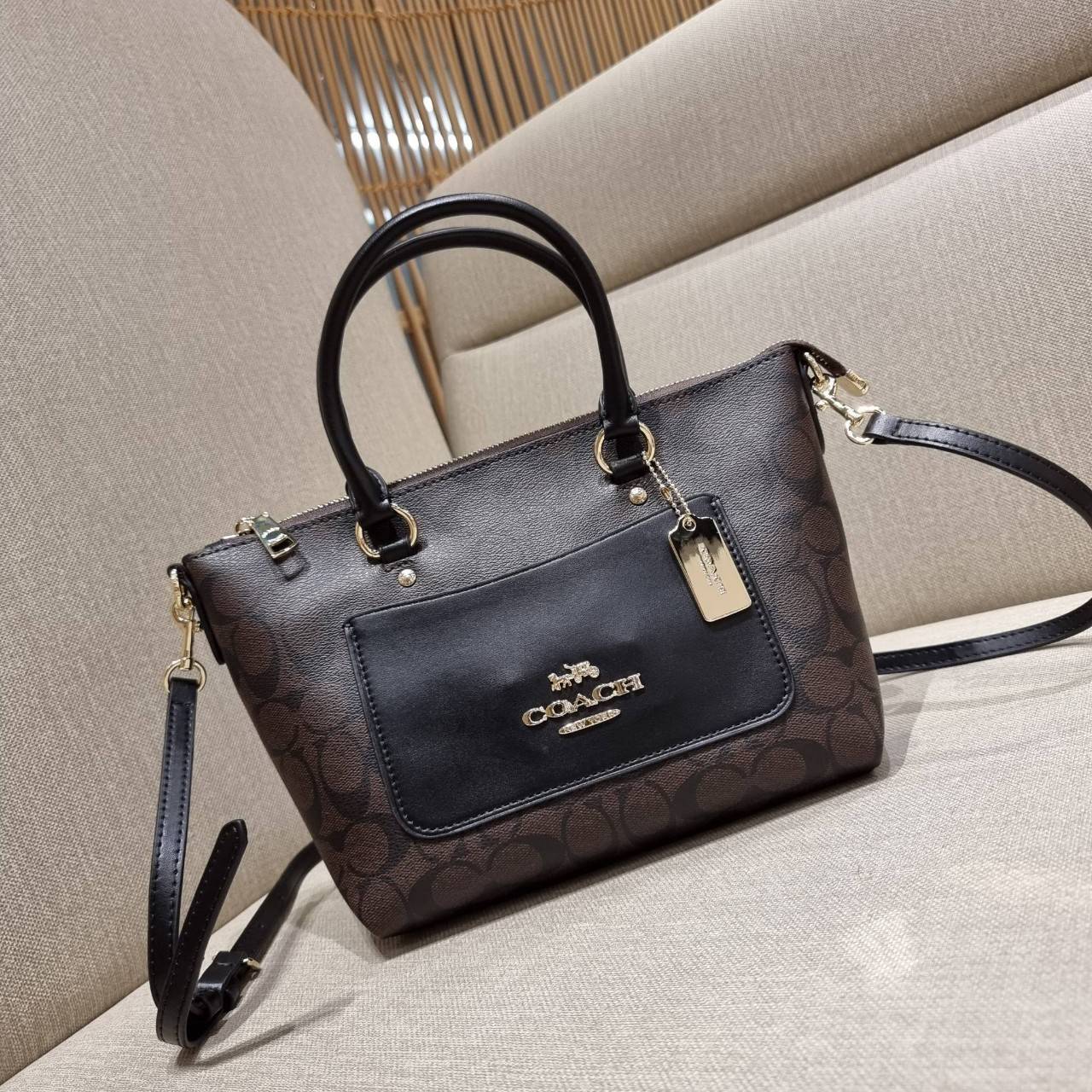 COACH F38089 MINI EMMA SATCHEL IN SIGNATURE CANVAS รุ่นหายาก รุ่นที่สาวๆตามหา จัดมาให้สมกับที่รอคอยกันไปเลยจ้า!! เป็นรุ่นที่ดีไซน์ออกมาให้ใช้งานง่าย สะดวก สวย หรู ดูดี!! กระเป๋าสะพายทรงสวย วัสดุหนังแคนวาสเคลือบลาย มาพร้อมสายสะพายข้างและหูจับในตัว ถอดออกถื