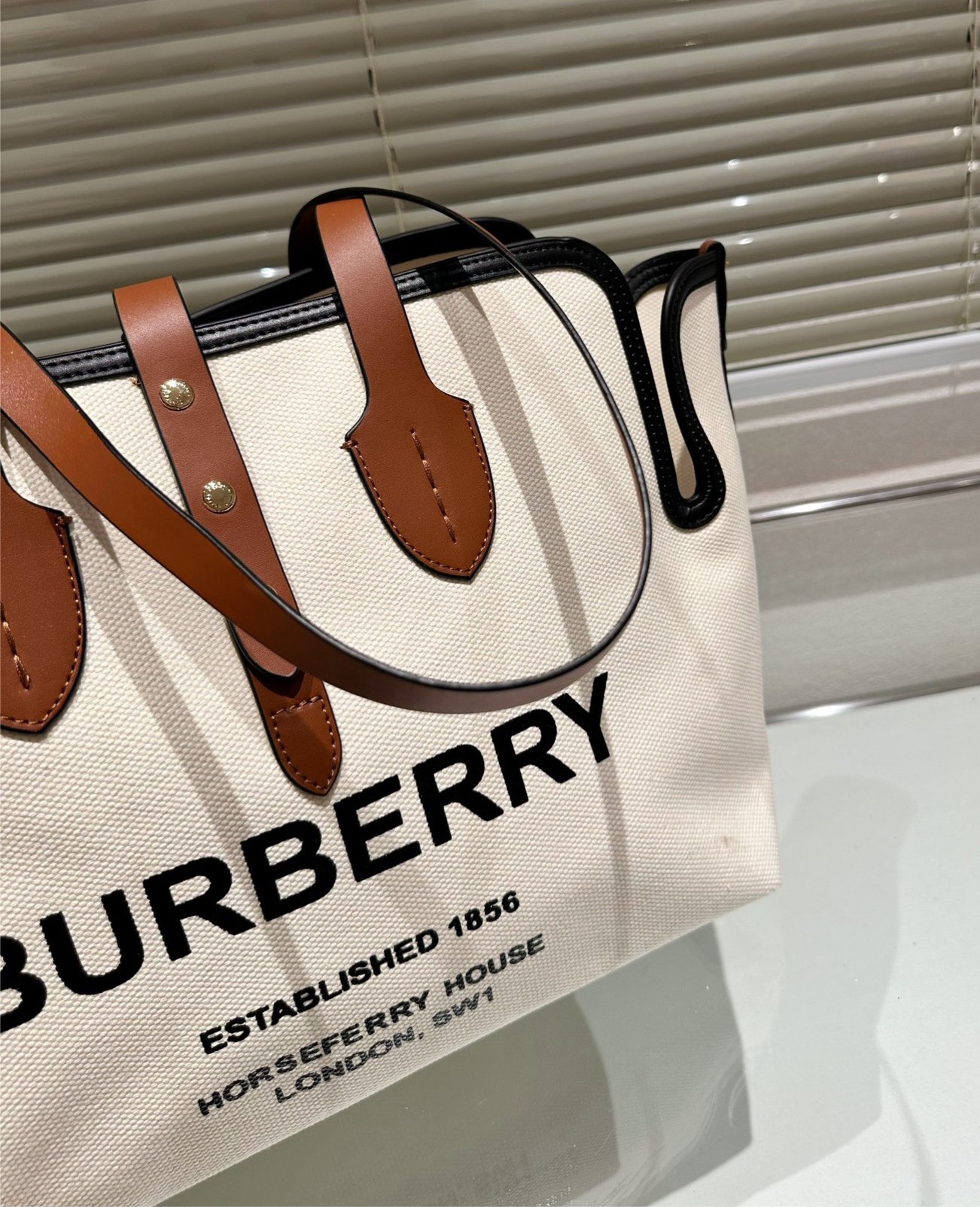 BURBERRY FRAGRANCES TOTE BAG พร้อมส่งรุ่นใหม่!! BURBERRY LARGE LONDON TOTE BAG IN WHITE / Burberry Canvas Logo Tote Bag กระเป๋าสะพายไหล่ทรงช้อปปิ้ง ทรงคลาสสิค ฮิตตลอดกาล