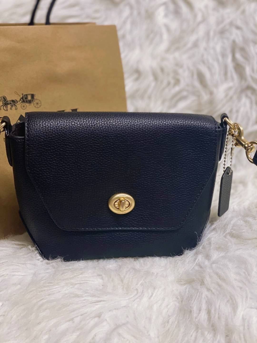 คอลเลคชั่นใหม่ ทั้งสวยทั้งคุณภาพค่ะ😘 COACH KARLEE CROSSBODY BAG 💐พร้อมส่ง ได้ไปไม่ผิดหวังแน่นอนค่ะ! สวยๆแบบคนดังระดับโลกกันค่าา กระเป๋าสะพายแบบครอสบอดี้ร์ หนังแท้นิ่มสวยงามมากๆค่ะ รูปทรงน่ารักกระทัดรัด เปิดปิดกระเป๋าแบบหมุนล็อค ภายในสามารถ