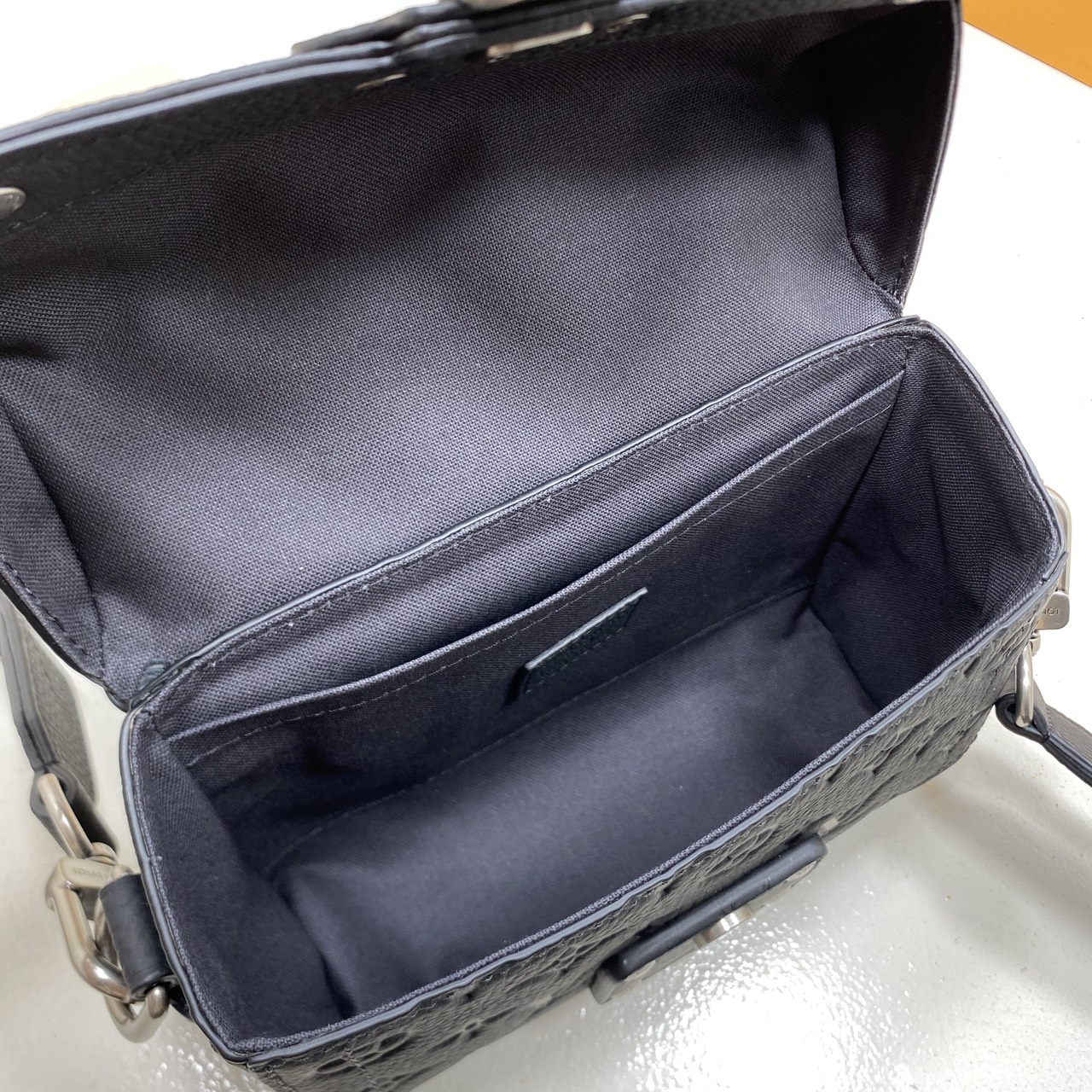 TOP ORI หนังแท้ | LV Soul Trunk Bag Taurillon leather with Monogram pattern กระเป๋าสะพายทรงทรังค์ ครอสบอดี้ขนาดกะทัดรัด หนังแท้เนื้อนุ่มประทับลาย Monogram หรูหราเป็นเอกลักษณ์ เสริมมุมโดดเด่นดีเทลหนังประณีต