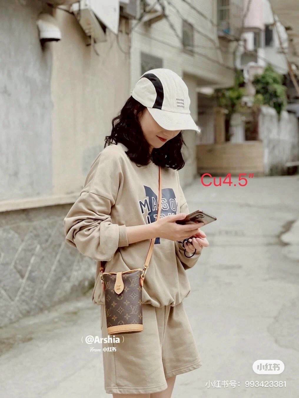 LV Fold Me Pouch กระเป๋าสะพายทรงพอช ผสมผสานความงามแบบวินเทจเข้ากับฟังก์ชันการใช้งานทันสมัย ยกขึ้นแท่น ใส่โทรศัพท์ของสำคัญได้ครบ ด้วยดีไซน์ที่ออกมาให้ใช้งานได้ง่าย ขนาดกำลังน่ารัก