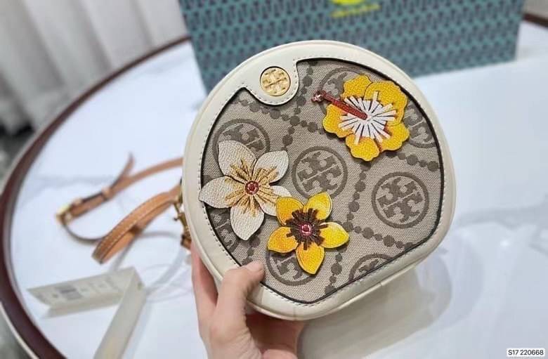 TORY BURCH MINI T MONOGRAM FLORAL BAG / Tory Burch crossbody Bag คอลเลคชั่นใหม่ พร้อมเสิร์ฟความสวยให้ถึงบ้าน!! กระเป๋าทรงยอดนิยม ไซส์มินิ ดีไซน์ใหม่ล่าสุด สไตล์งานคราฟ มีลูกเล่นประดับดอกไม้กับตัวกระเป๋า วัสดุผ้า jacquard ตัดสลับหนัง ภายในโล่งกว้าง ใส่ของส