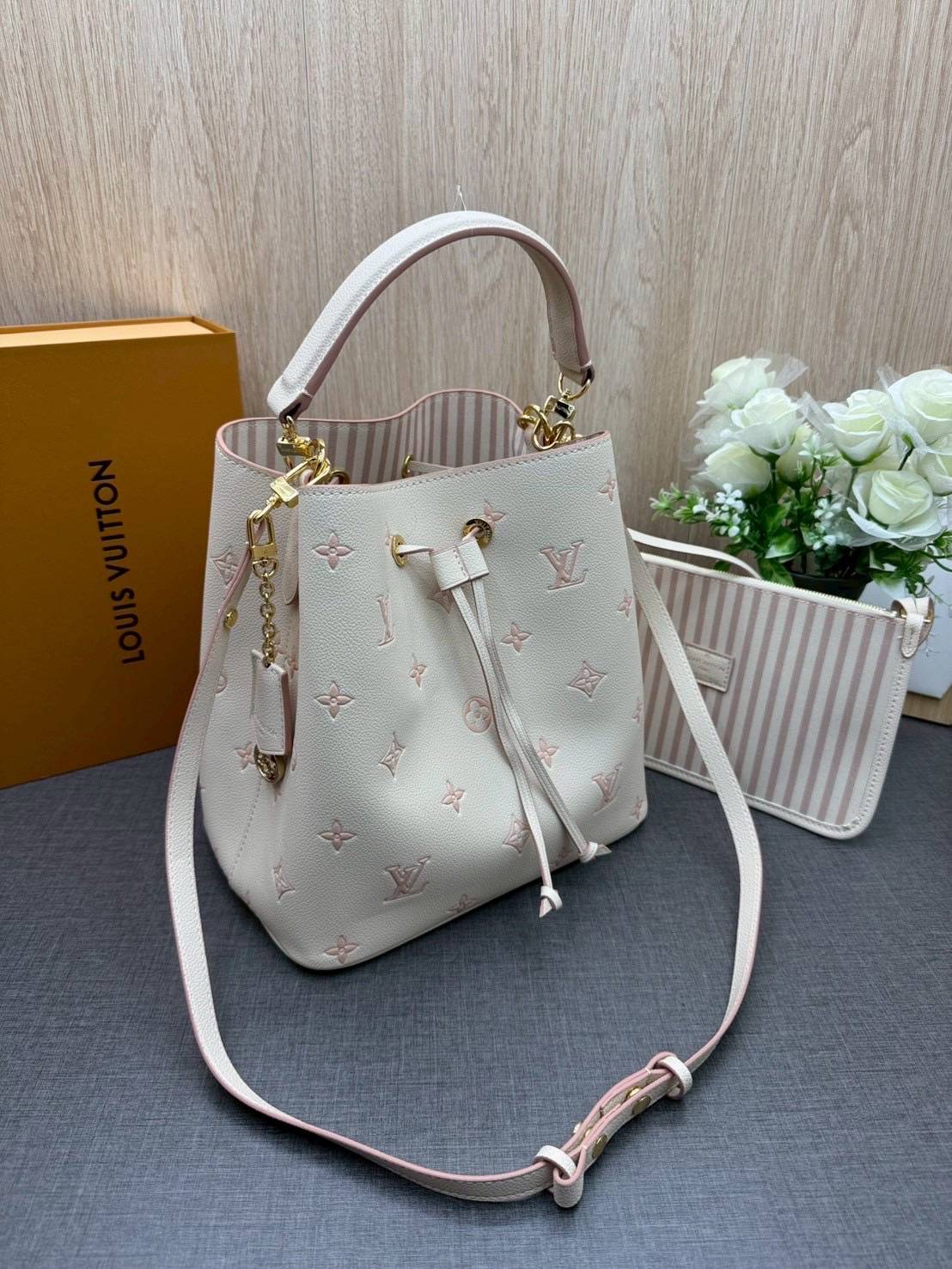 ORI หนังแท้ | LV NeoNoe MM Bucket bag Monogram Flower กระเป๋าสะพายทรงบัคเก็ต ลาย Monogram Flower โดดเด่นเพิ่มสไตล์ มีเสน่ห์ชวนหลงใหล
