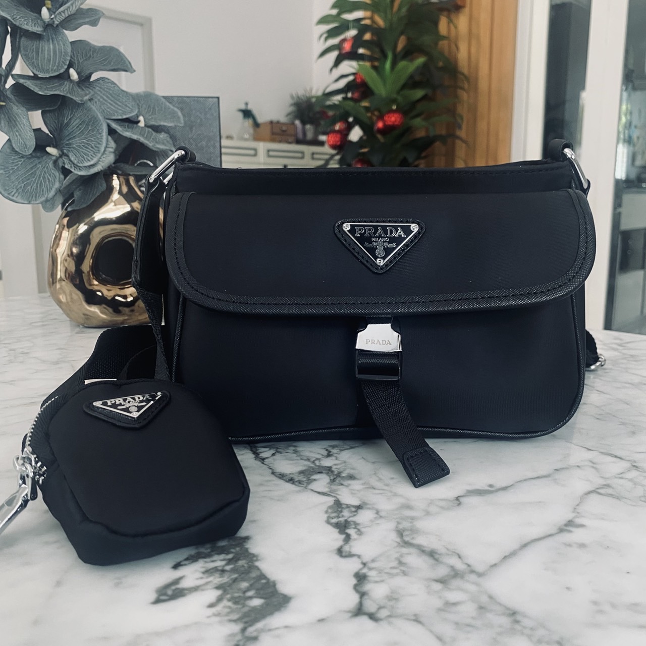 Prada Re-Nylon Messenger Crossbody Bag กระเป๋าสะพายทรงแมสเซ็นเจอร์ รุ่น Unisex ใช้ได้ทั้งชายหญิง รุ่นยอดนิยมดีไซส์เรียบง่าย โทนสีดำคลาสสิกเข้าได้กับทุกลุค