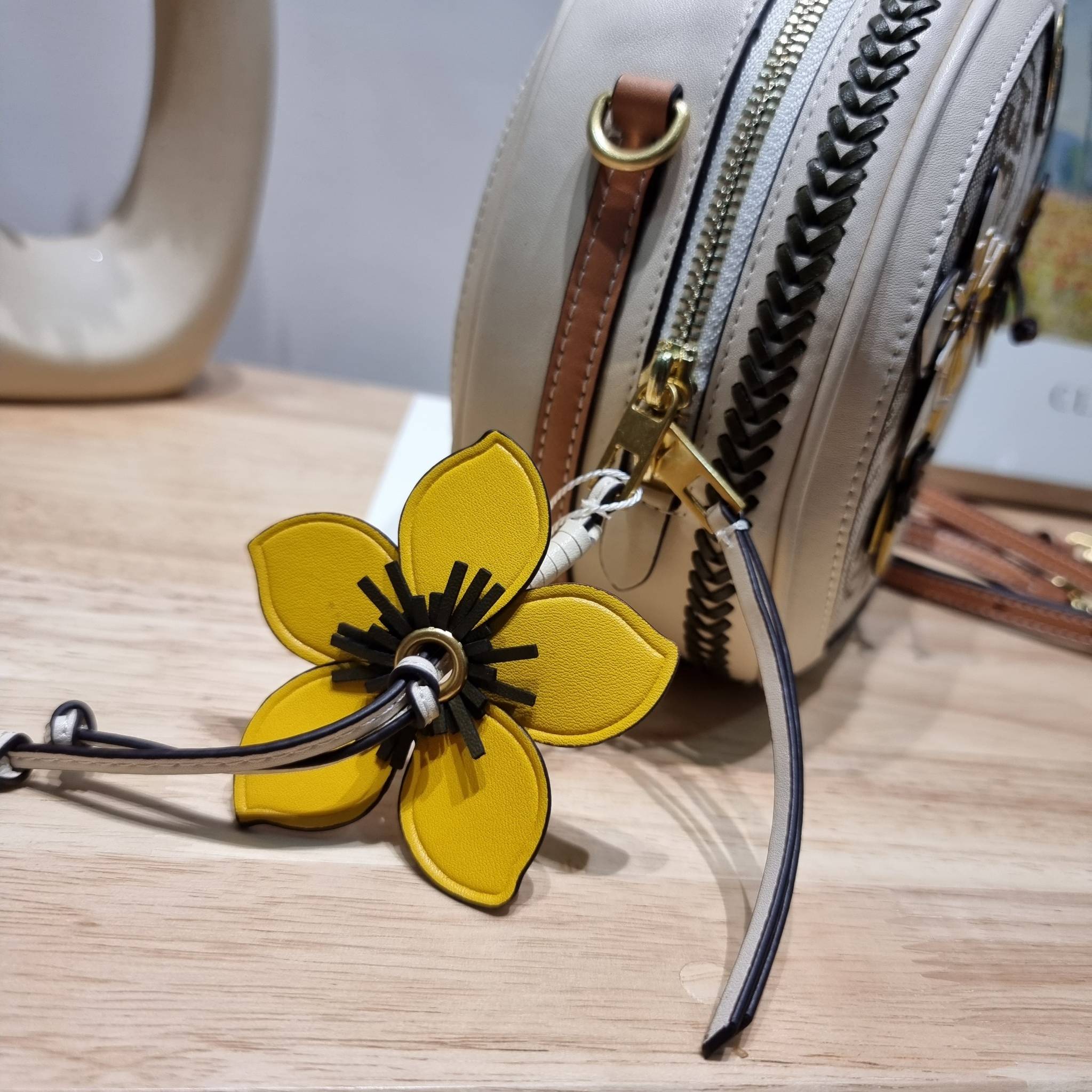 TORY BURCH T MONOGRAM FLORAL MOON CROSSBODY BAG คอลเลคชั่นใหม่ น่ารักให้ใจไปเลย กับประเป๋าสะพายทรงสวย ดีไซน์ใหม่ล่าสุด สไตล์งานคราฟ มีลูกเล่นประดับดอกไม้