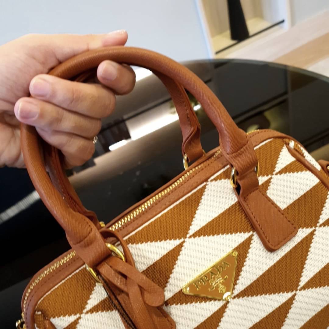 Prada Symbole Embroidered Fabric Top-handle Bag พร้อมส่งรุ่นใหม่ มาแรง จากแบรนด์ Prada กับทรง หมอนอยู่ทรงสวย สาวๆห้าม