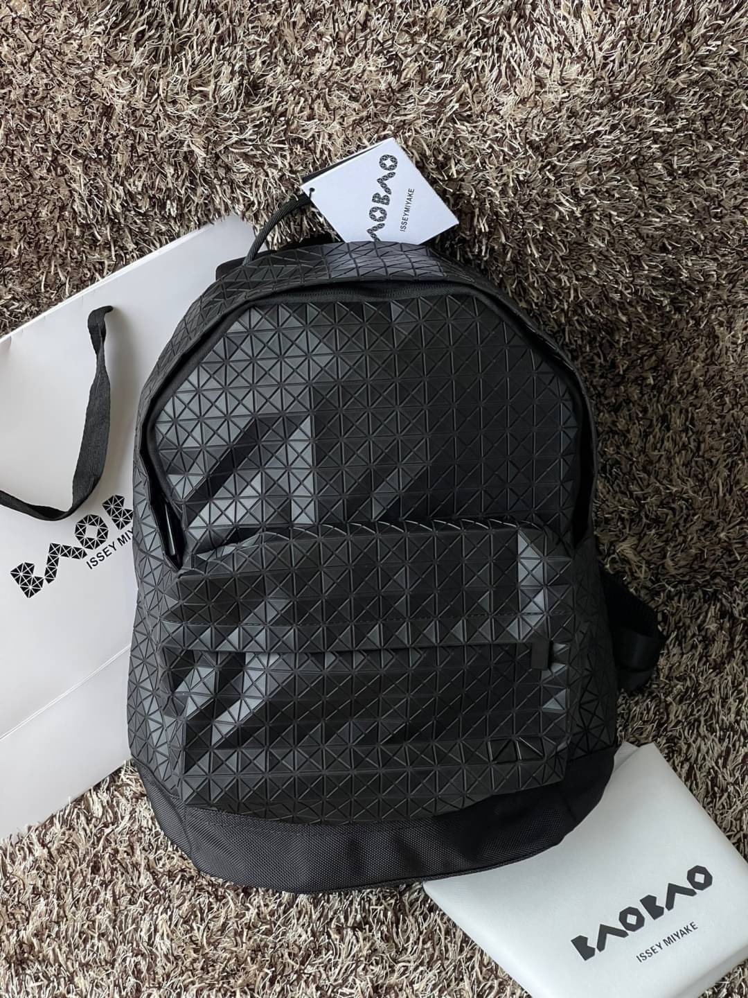 Bao Bao Issey Miyake Daypack geometric backpack กระเป๋าเป้ทรงคลาสสิก รองรับน้ำหนักได้ดี เหมาะกับการเดินทาง เป้สะพายหลังรุ่น Daypack One-Tone Backpack มาในรูปทรงกระเป๋าเป้สุดคลาสสิก โดดเด่นด้วยการออกแบบที่เป็นเอกลักษณ์ วัสดุสามเหลี่ยมขนาดเล็กพิเศษ ได้กลิ่น