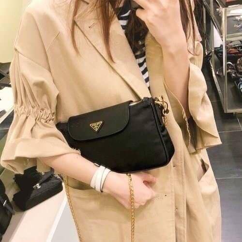 PRADA Tessuto Nylon Convertible Clutch Sling Bag / PRADA nylon crossbody bag เกรดใช้สลับใบจริง หนังแท้ ออริจินอล ใช้งานต่างประเทศได้ รุ่นในตำนานจริงๆ ค่ะ ณ ปัจจุบันยังสวยอยู่ และยังเป็นรุ่นนี้ลูกค้าเรียกร้องตลอดจริงๆ อะไหล่ โซ่เงาสวย