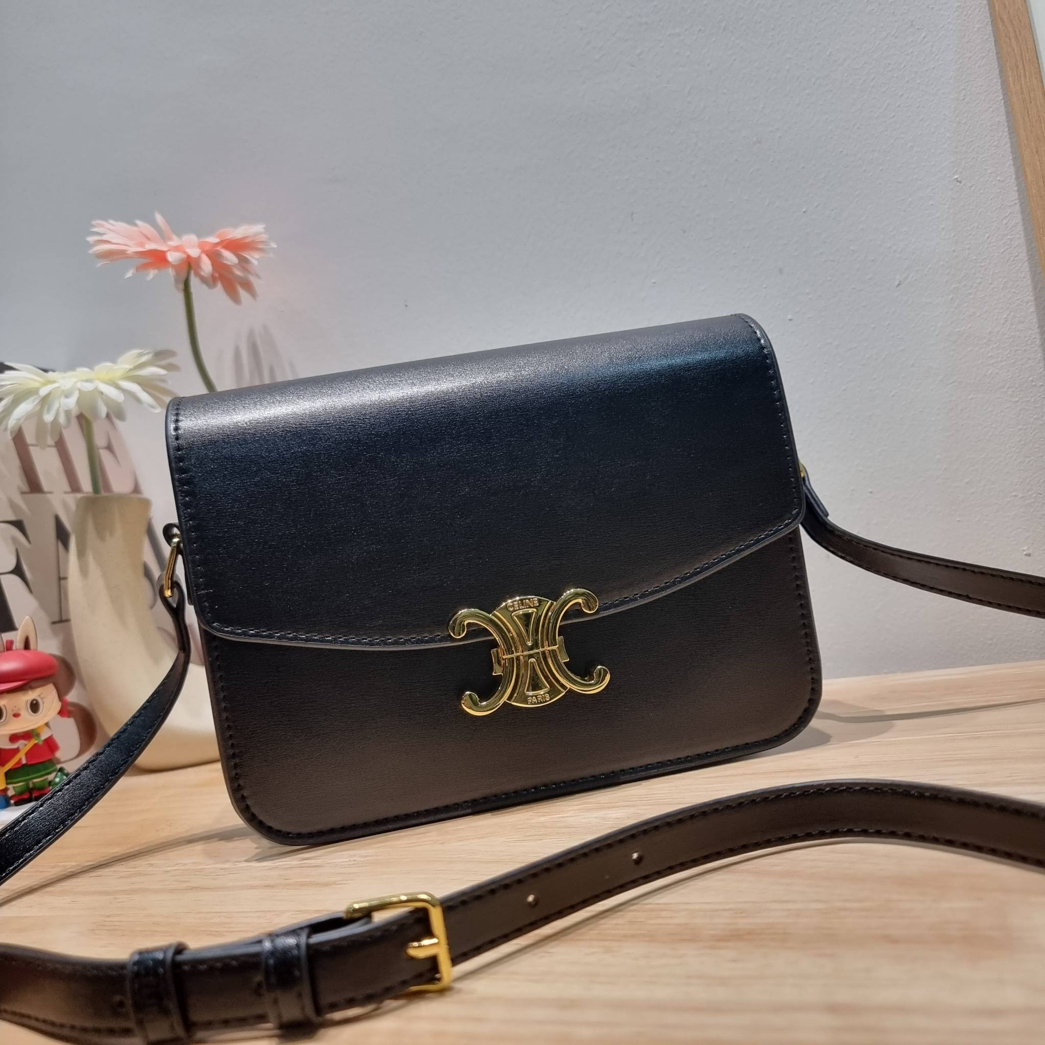 CELINE CLASSIQUE TRIOMPHE BAG IN SHINY CALFSKIN ไอเท็มสุดคลาสสิค ที่ขาดไม่ได้ กระเป๋าสะพายทรงสวยคลาสสิค แฝงความผู้ดี ที่ใช้ได้ทั้งชายหญิง วัสดุหนังคุณภาพดี