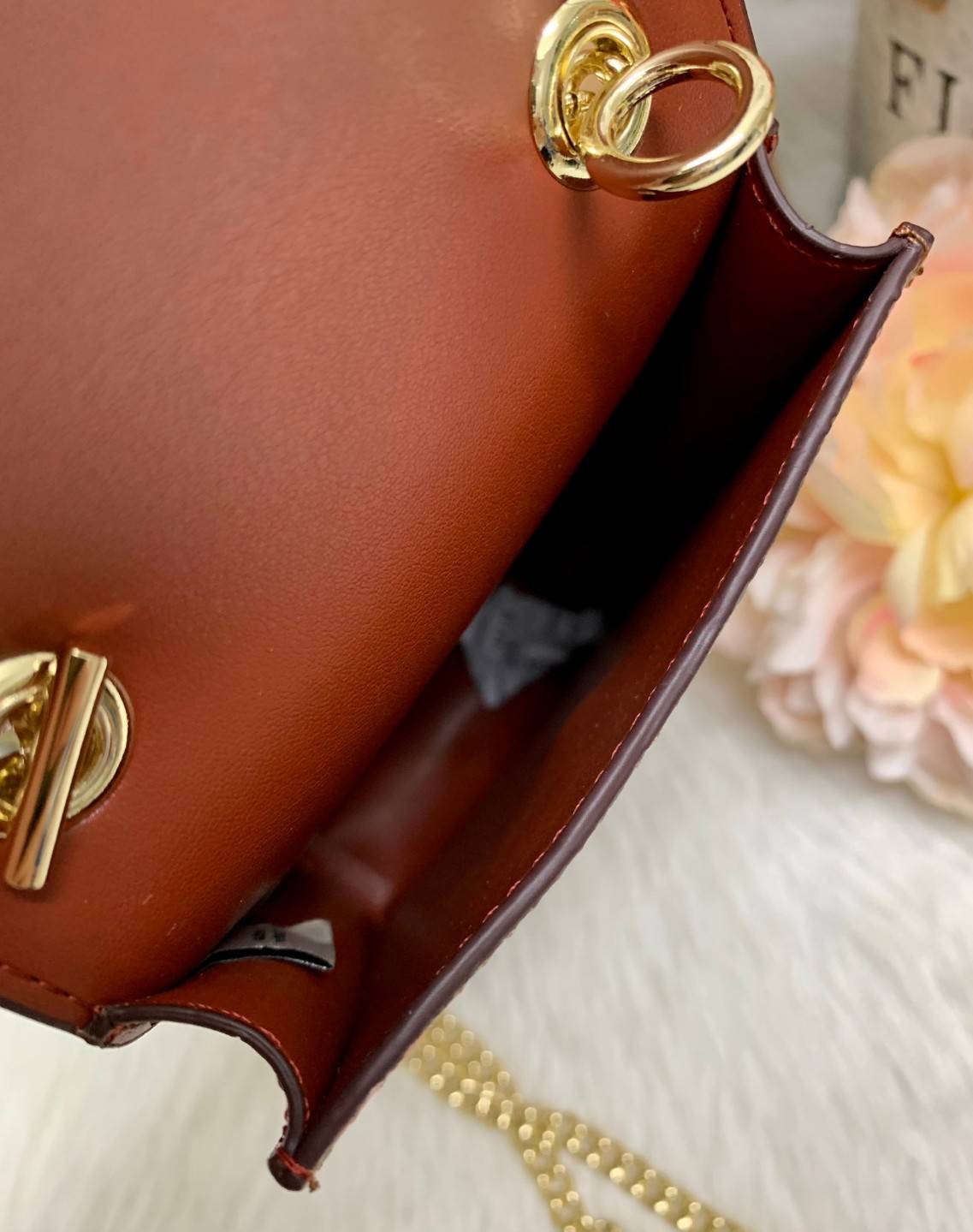 COACH PHONE CASE CROSSBODY BAG ((73486//76988//76357//39955//91046)) COACH NORTH/SOUTH CROSSBODY IN SIGNATURE CANVAS กระเป๋าใส่โทรศัพท์รุ่นนี้ มีความโดดเด่นทั้งดีไซน์และคุณสมบัติในการใช้งาน ด้วยลวดลายที่มีซิกเนเจอร์เป็นเอกลักษณ์แล้ว ด้านหลังยังมีช่องใส่กา