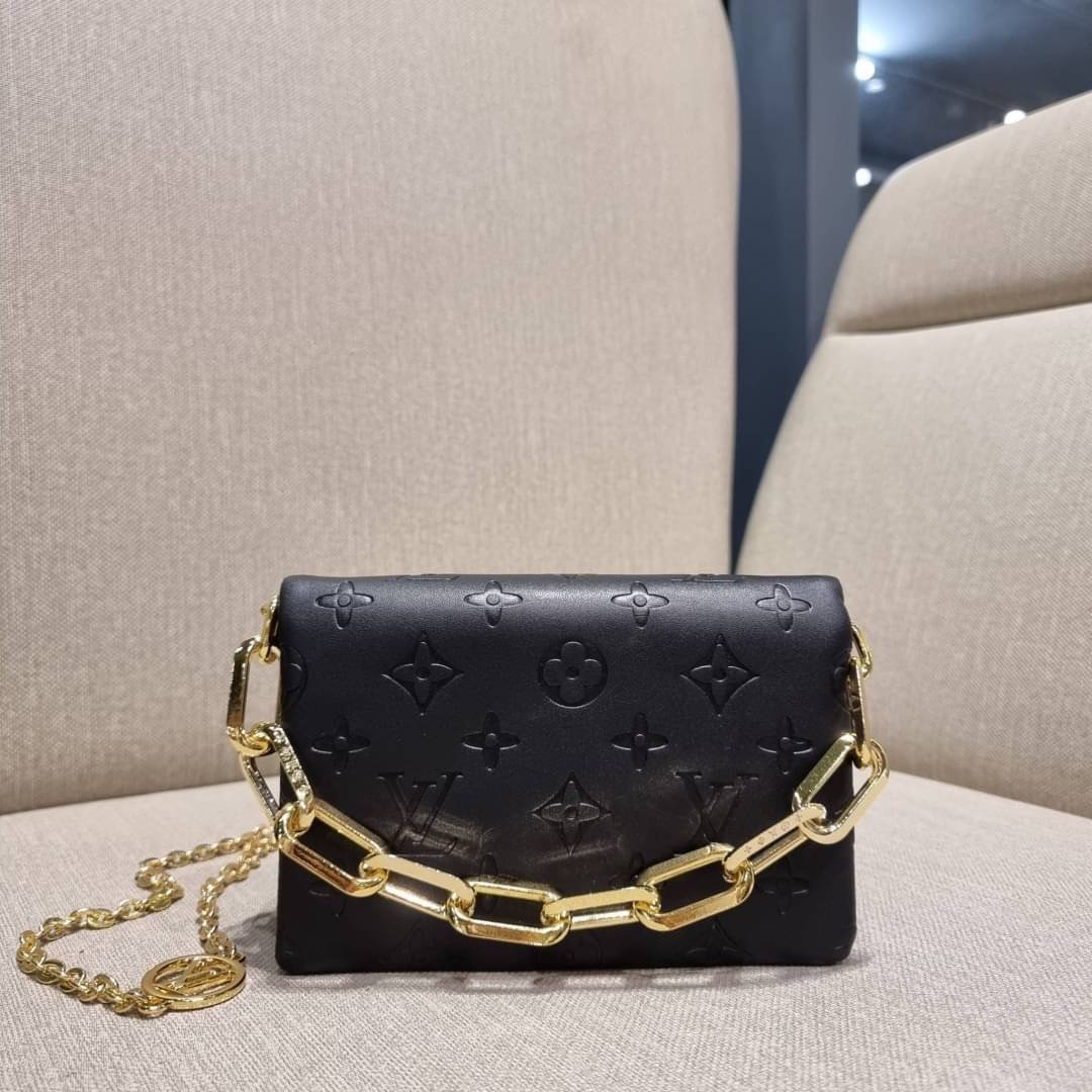 VIP 🥂 LV POCHETTE COUSSIN กระเป๋าสะพายกึ่งคลัชท์ ไซส์มินิ น่ารักมากๆ สุดหรูด้วยวัสดุหนังแกะปั๊มลายสวยคม ฟูนุ่ม สัมผัสดี มาพร้อมสายโซ่ใหญ่ในตัว ดูแพง!! และสายโซ่เล็กสะพายข้างได้กำลังสวย เปิด-ปิดด้วยกระดุมแม่เหล็ก ภานในเป็นช่องโล่ง แบ่งสัดส่วน ใส่ขอ