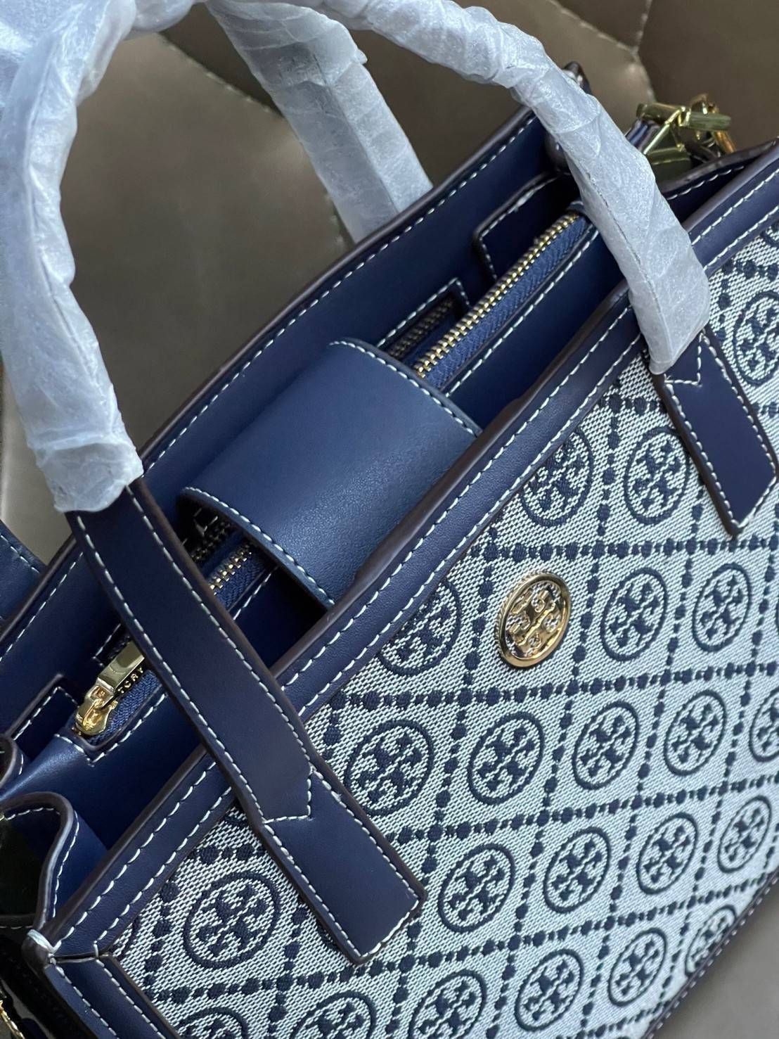Tory burch T monograme Walker small sacthel คอลเลกชั่นนี้เป็นกระเป๋าที่ตอบโจทย์สาววัยทำงานอย่างมาก ใช้เป็น Everyday Bag สำหรับสาว ๆ เหมาะกับการใช้งานทุกช่วงเวลา ลวดลายของ T Monogram สุดคลาสสิก ตกแต่งขอบด้วยหนัง ยังจุของได้เยอะตอบโจทย์สาว ๆ ที่มีของใช้ส่วน