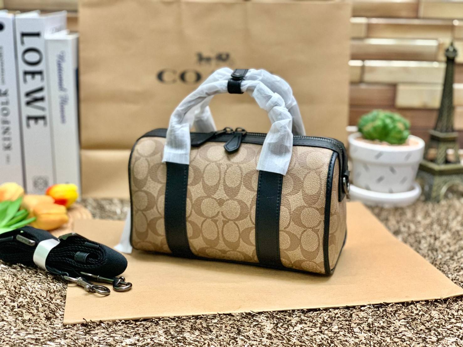 COACH GOTHAM DUFFLE 24 IN SIGNATURE CANVAS CA186 พร้อมส่ง กระเป๋าทรงหมอนรุ่นใหม่บ่าสุดปี 2022 รุ่นนี้สามารถใช้ได้ทั้งชาย//หญิง หนังแท้อย่างดี นิ่มทรงสวย มากๆค่ะ เปิด-ปิดกระเป๋าแบบซิปคู่ด้านบนมีกระดุมรวบหูหิ้วให้ด้วยนะคะ ภายในกระเป๋าสามารถใส่สัมภาระที่จำเป