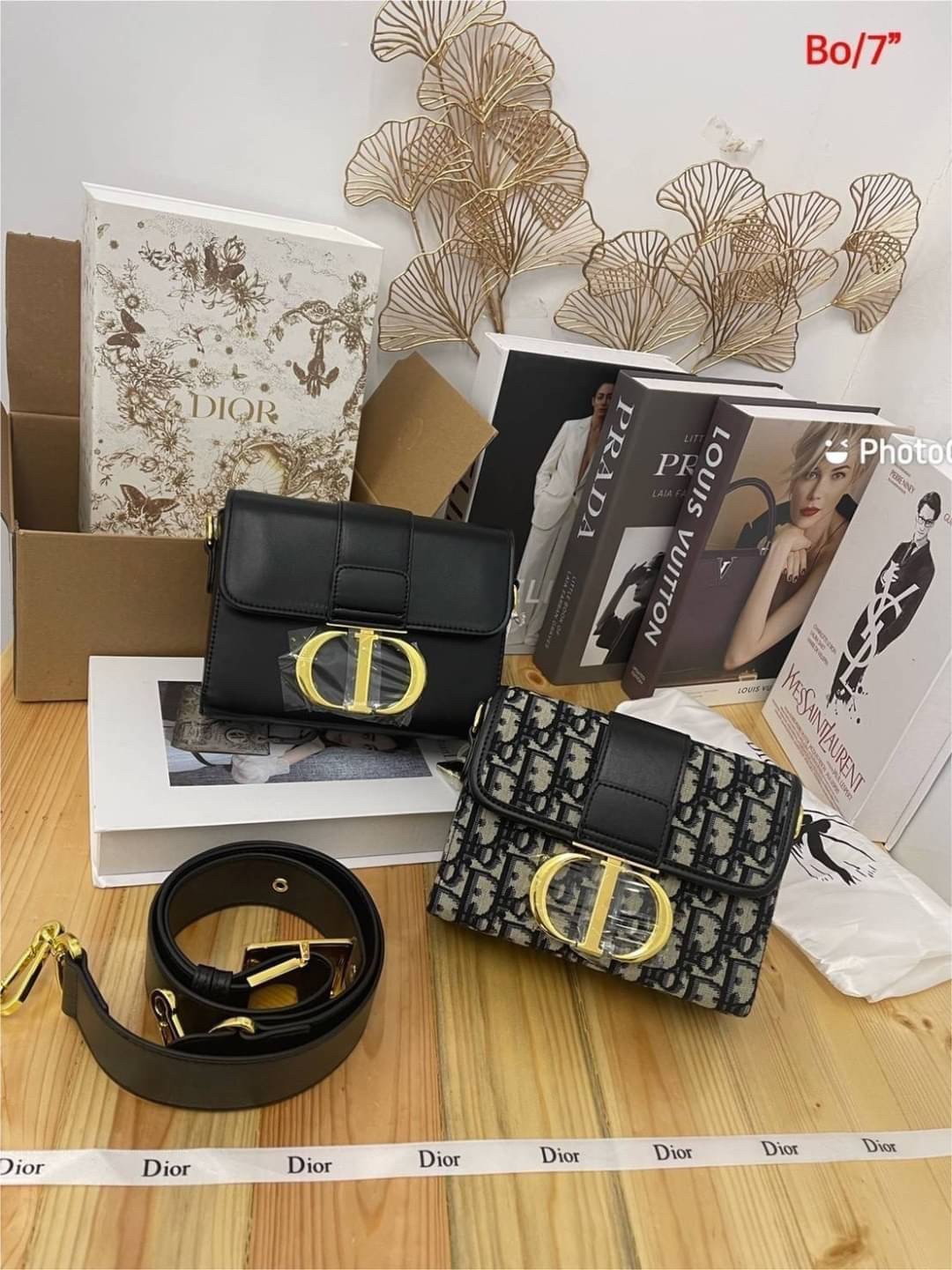 Dior 30 Montaigne Box Bag 7" / DIOR MINI BAG กระเป๋าสะพายดิออร์ เอกลักษณ์ของความหรู ไซส์มินิทรงสี่เหลี่ยมสวยหรูอยู่ทรงเปิดปิดด้วยฝาปิดโลโก้แบรนด์อะไหล่ทอง ภายในโล่งมีโลโก้สามารถใส่มือถือของใช้จุกจิกได้