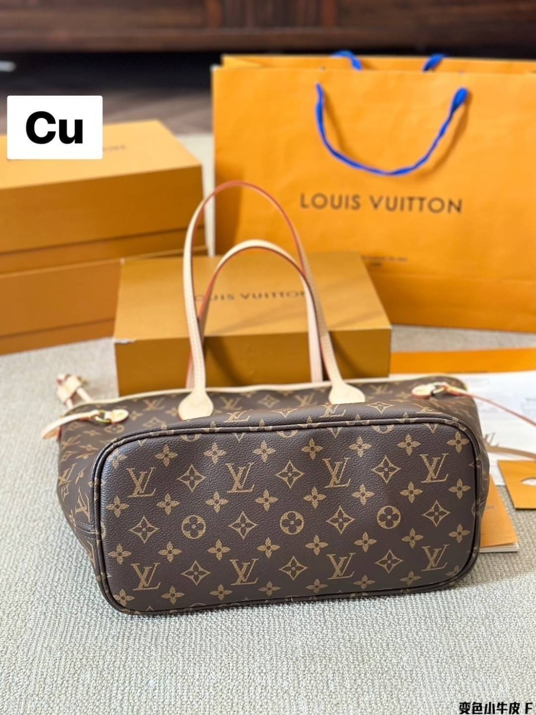 LV Neverfull Bandoulière Inside Out กระเป๋าสะพายทรงโท้ทใบใหญ่ กลับใช้ได้ 2 ด้านสุดคุ้ม ด้วยลายโมโนแกรมแคนวาส อีกด้านเป็นผ้าประทับลายสีเบจสวยโดดเด่นมากๆ