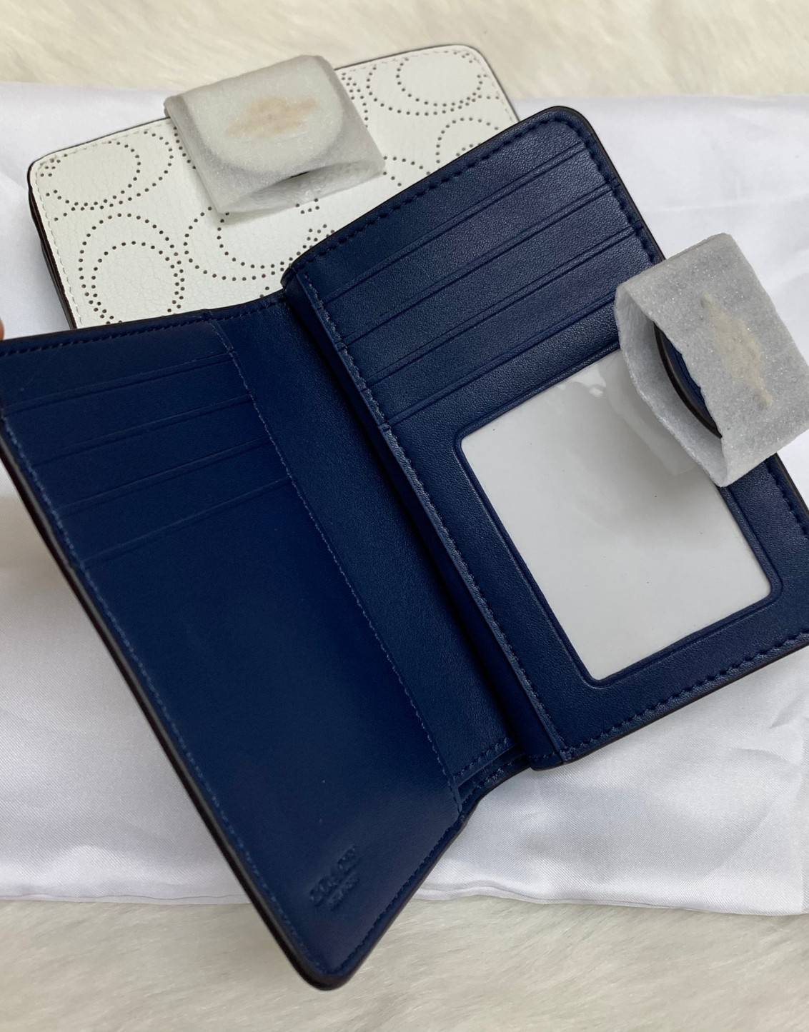 สวยมากๆ ห้ามพลาดเลยนะคะ! COACH MEDIUM CORNER ZIP WALLET IN SIGNATURE ((C4768)) พร้อมส่งค่ะ! กระเป๋าเงินใบขนาดกลางๆ กำลังดี หนังแท้ลายฉลุรูปตัวC ทั้งใบ สวยงามน่าใช้มากๆ ภายในมีช่องเสียบบัตรได้ถึง10ช่อง//ช่องใส่ธนบัตรหนึ่งข่องสามารถใส่แบงค์พันตามยาวได้เลยค่