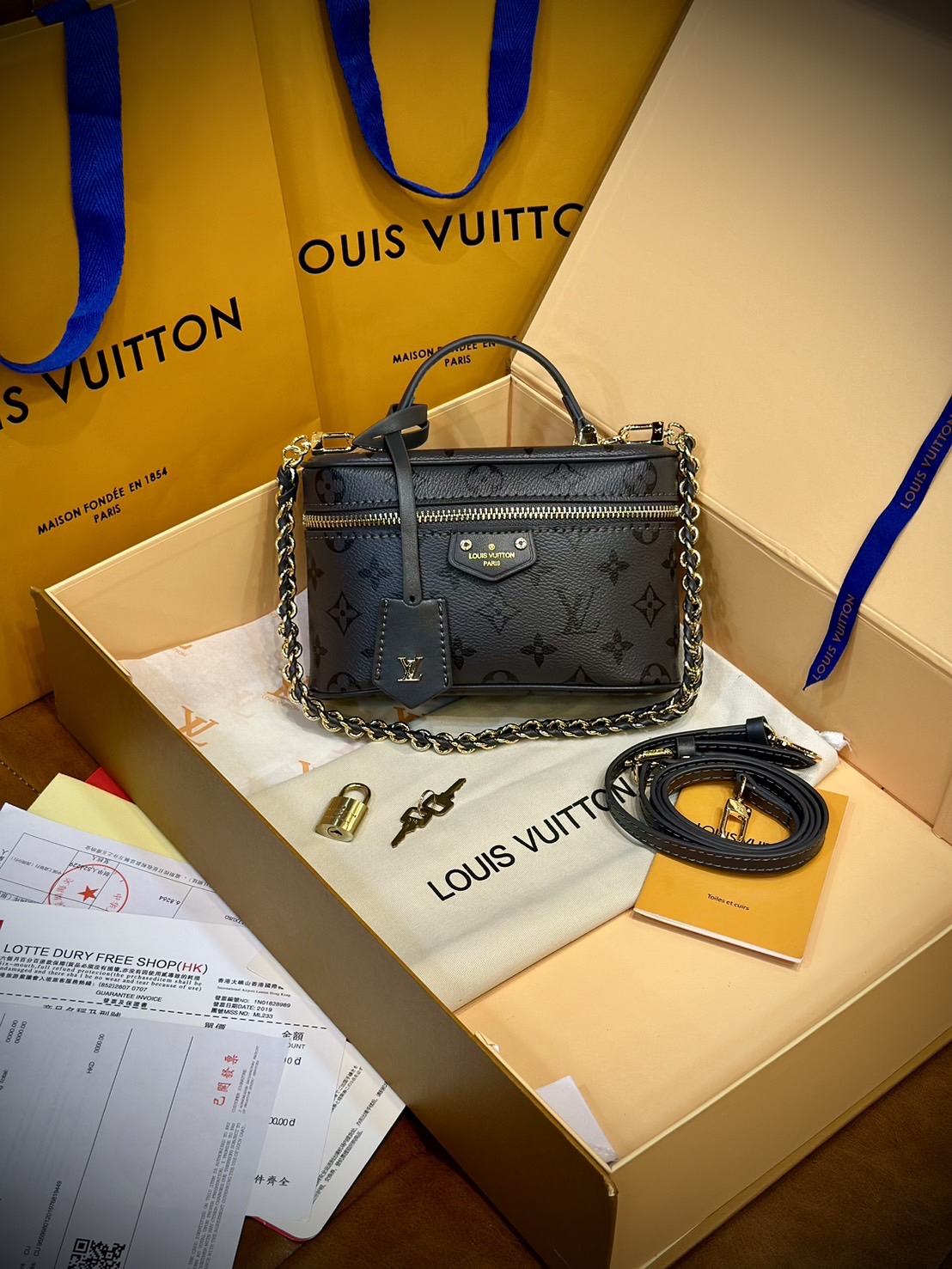 LV Vanity Chain Pouch Other movies กระเป๋าทรงวานิตี้ สีใหม่โทนเทาสวยมีสไตล์ไร้ที่ติ เกรดออริ 1:1 ใช้งานต่างประเทศได้