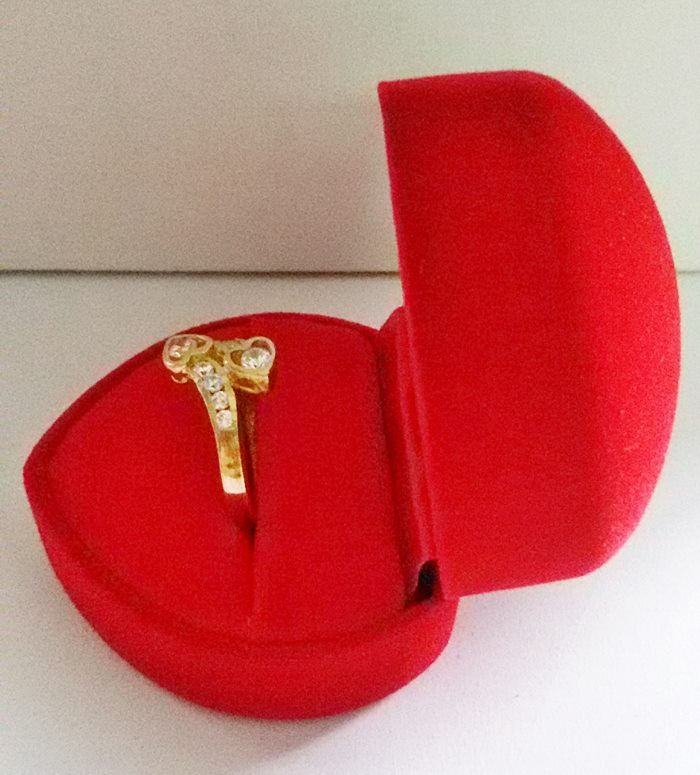 สินค้าหมดค่ะ แหวนเพชรทองเหลือง แบบ2(หัวใจไขว้2ดวง)พร้อมกล่องกำมะหยี่รูปหัวใจค่ะ