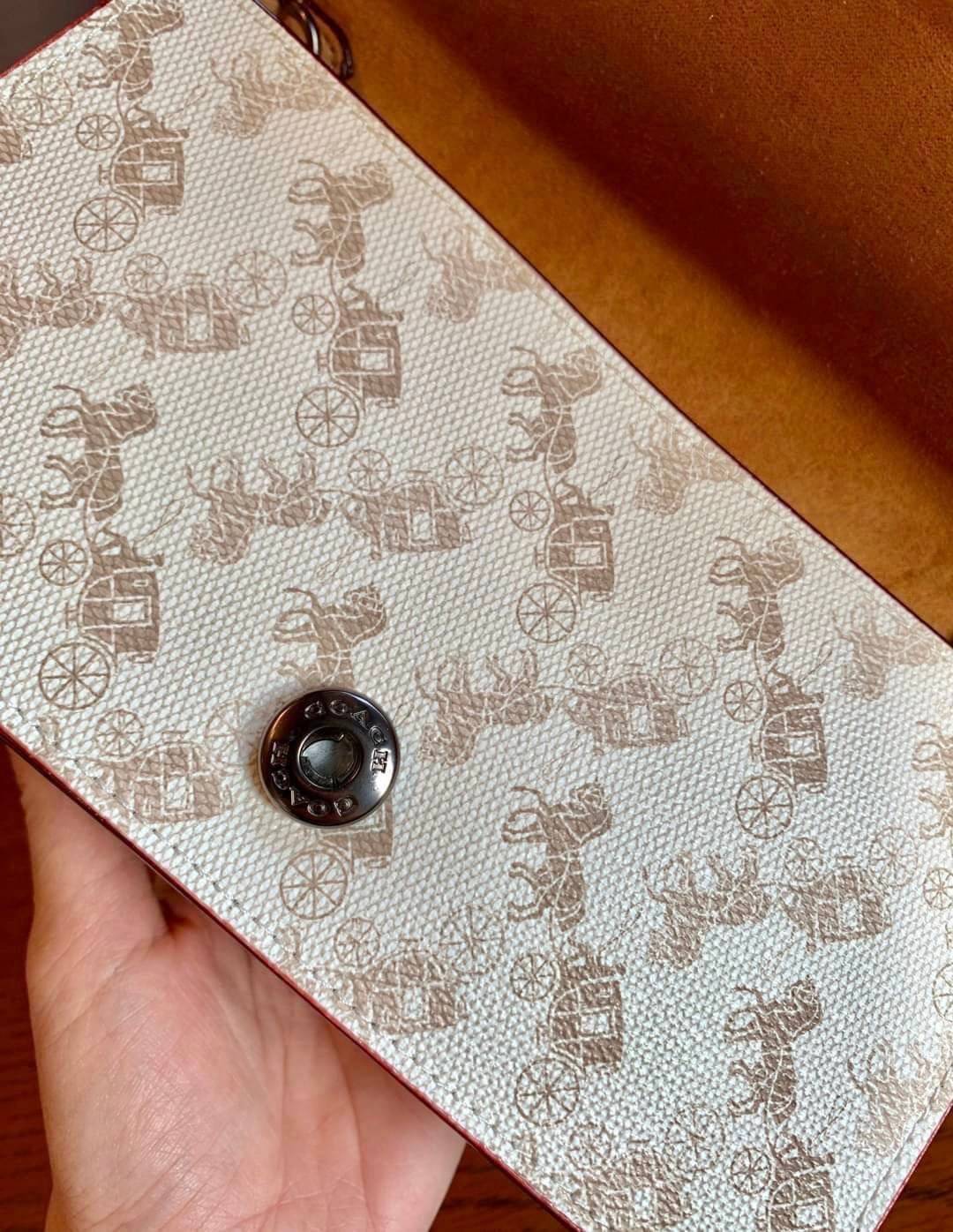 Coach Beat Crossbody Clutch In Signature Canvas With Horse And Carriage Print((6910//4760)) 🌈ได้ไปไม่ผิดหวังแน่นอนค่ะ! กระเป๋าหิ้วได้//คลัทออกงานได้//สะพายครอสบอดี้ร์ได้ สุดคุ้ม! หนังแท้อย่างดี smooth leather ค่ะ