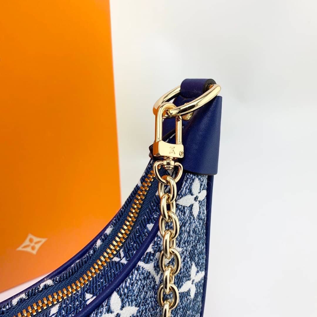 LV Loop Navy Blue Denim Jacquard textile lining / LOUIS VUITTON MONOGRAM LOOP BAG กระเป๋าทรง half-moon Loop พร้อมส่งกระเป๋าทรง half-moon Loop ที่รังสรรค์ออกมาได้สวย เก๋ และดูดีมากๆ ใบจริงสวย น่าใช้มากๆ ได้กับทุกๆวัน ตลอดวันเลยจริงๆ สินค้าเข้าใหม่ แนะนำ ห้