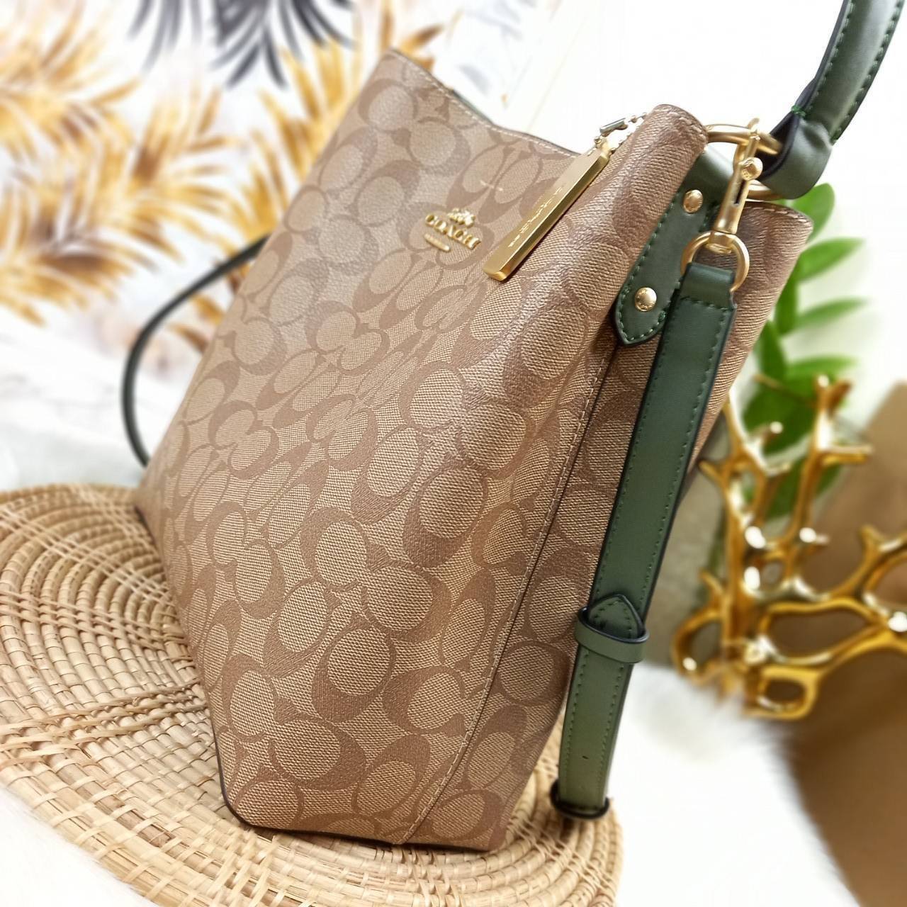 ใบใหญ่ 10" COACH TOWN BUCKET BAG IN SIGNATURE CANVAS (COACH 91512) 🌺 เป็นสีที่ขายดีมากๆ และหายากมากๆด้วย!! //ขนาด 10 นิ้ว ใส่ของได้จุใจ!! //กระเป๋าสะพายข้าง //วัสดุหนังแคนวาสอย่างดี หนังสวย อยู่ทรง มีสายสะพายยาว ใช้สะพายเป็นคลอสบอดี้ได้ สายยา