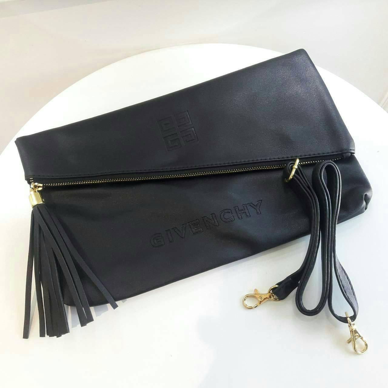 GIVENCHY ENVELOPE CLUTCH BAG กระเป๋าสะพายหรือ cluth bag วัสดุหนัง PU. ดีไซน์เก๋ ซิปเฉียงพร้อมซิปแบบพู่ สามารถสะพายหรือถือเป็น cluth ได้ค่ะ ภายในจุได้เยอะ ใส่ มีช่องซิปเล็กอีก 1 ช่อง ซับในลายแบรนด์ ใบนี้ all in 1 ค่ะ คุ้มสุดๆ