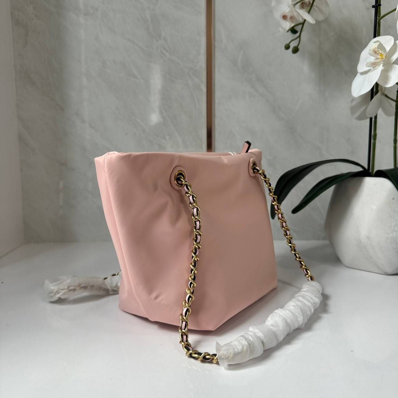 TORY BURCH Ella Chain Crossbody Nylon Bag กระเป๋าคล้องไหล่สายโซ่หรูหราโดดเด่นด้วยโลโก้หนังด้านหน้า สามารถปรับสะพายคอสบอดี้ สะพาลไหล่ได้