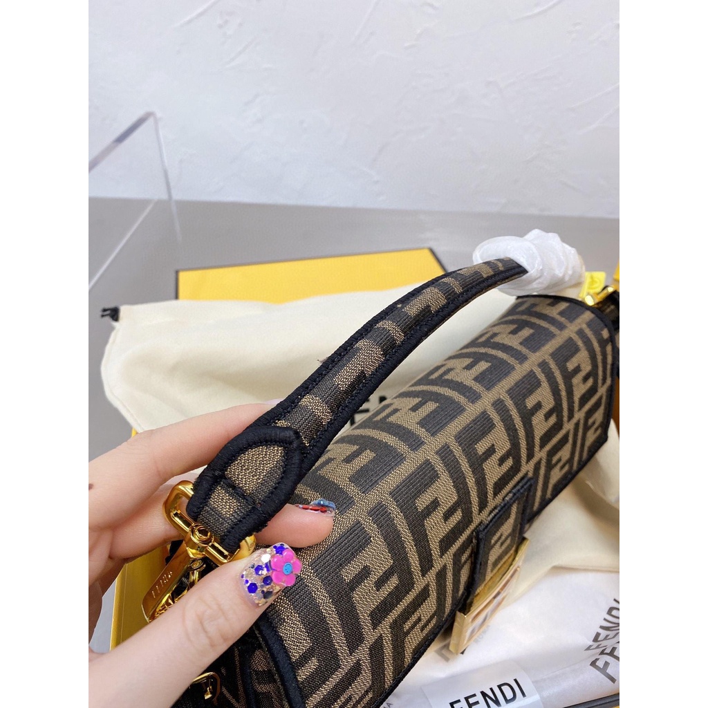 VIP 】FENDI VINTAGE BAGUETTE SHOULDER BAG 2size กระเป๋าสะพายทอลายโมโนแกรม อะไหล่ทองหรูหรา มี 2 ขนาด ทนทาน มาพร้อมสาย 2 แบบ สำหรับคล้องแขน และสายครอสบอดี้ เปิด-ปิดด้วยกระดุมแม่เหล็ก ภายในเป็นช่องโล่ง ใส่โทรศัพท์ พร้อมเสิร์ฟความสวยให้ถึงบ้านจ้า วัสดุผ้าทอลาย