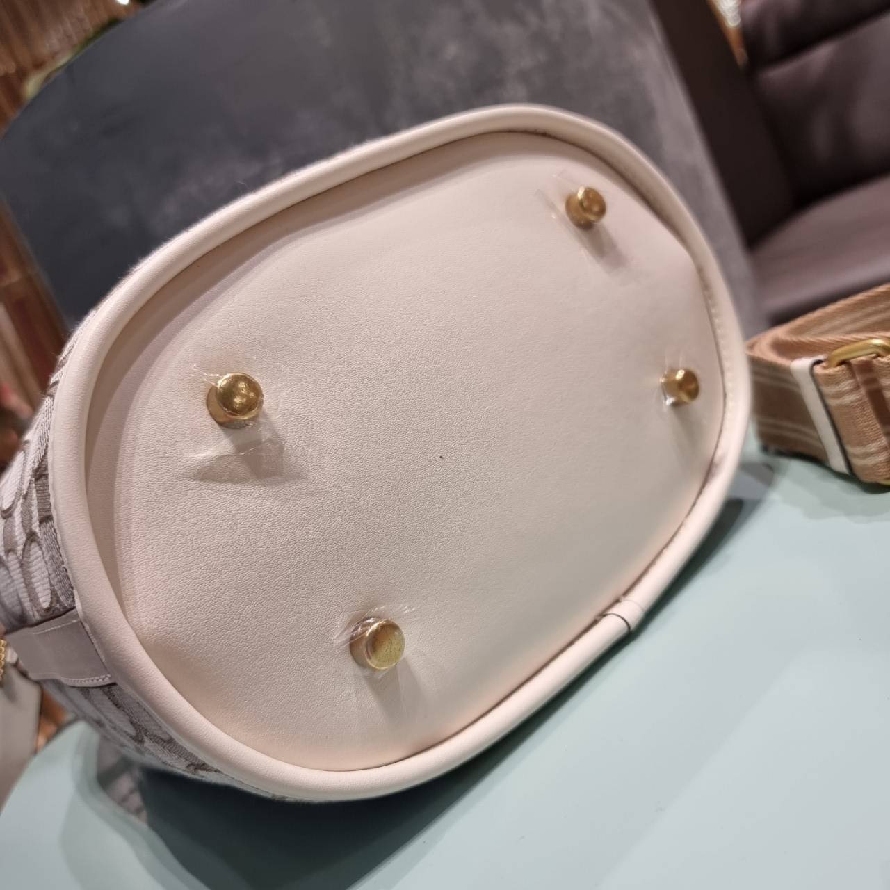 COACH C3853 FIELD BUCKET BAG IN SIGNATURE JACQUARD กระเป๋าสะพายทรงบัคเก็ต รุ่นใหม่ล่าสุด ดีไซน์ลายซิกเนเจอร์บนผ้า jacquard สวยคม เป็นเอกลักษณ์ไม่ซ้ำใคร มาพร้อมสายสะพายผ้าสปอร์ต และสายสั้นสำหรับคล้องแขนได้ สามารถรูดปิดปากกระเป๋าด้วยหนังรอบใบ เพิ่มดีเทลให้ต