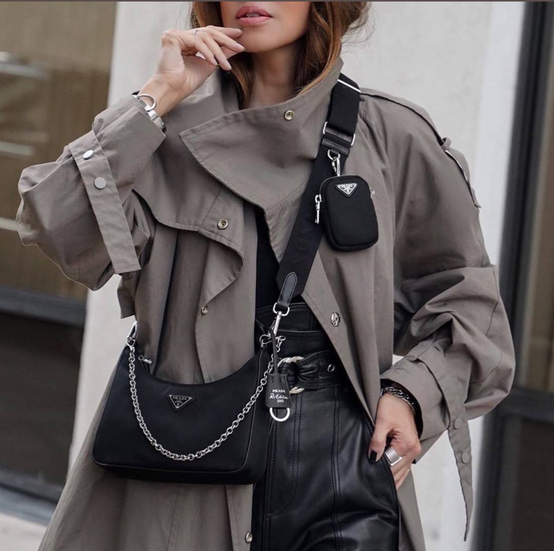 VIP 🥂 PRADA RE-EDITION 2005 RE-NYLON SHOULDER BAG ไอเท็มสุดปัง ที่ฮิตตลอดกาลไม่ว่าจะปีไหนๆ จัดให้ครบทั้งสีขายดีและสีใหม่ล่าสุด ที่สายคุณหนูห้ามพลาด!! กับกระเป๋าสะพายทรงคลาสสิค เหมาะเป็น everyday bag มากๆ วัสดุผ้าไนล่อนคุณภาพ พร้อมใบลูก ไว้ใส่เหรีย