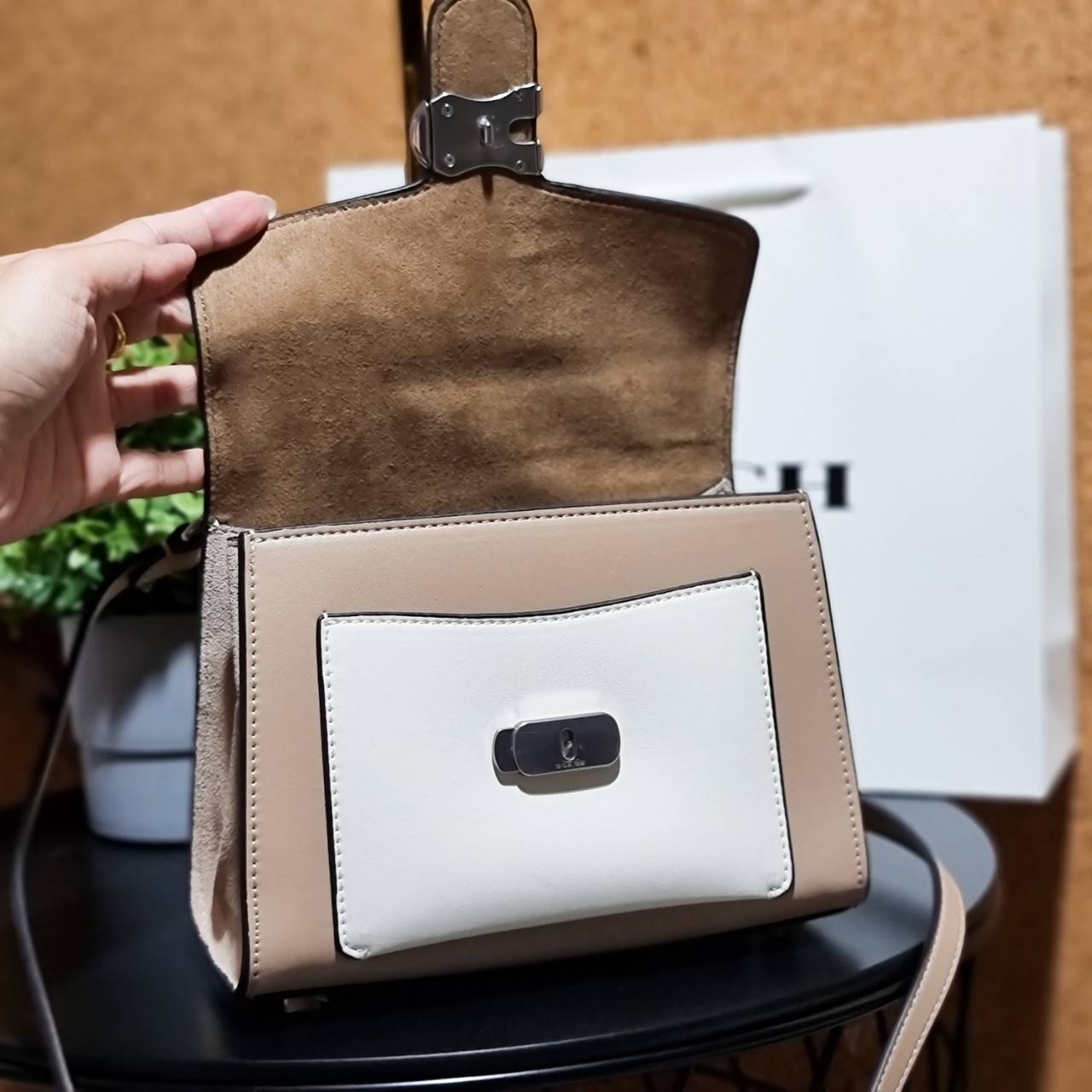OUTLET 】COACH TABBY TOP HANDLE 20 LEATHER BAG หรูหรามากๆค่ะ สินค้าแนะนำ!! กระเป๋าถือ//สะพายข้างได้ วัสดุหนังแท้อย่างดี หนึ่งใบทำหนัง2แบบได้อย่างลงตัว สวยงาม มีอะไหล่ตัวC ใหญ่ด้านหน้าโดดเด่นหรูมากๆค่ะ 🔺เปิดปิดแบบกดล็อค ภายในมี2ช่องสำหรับใส่ของ สามา