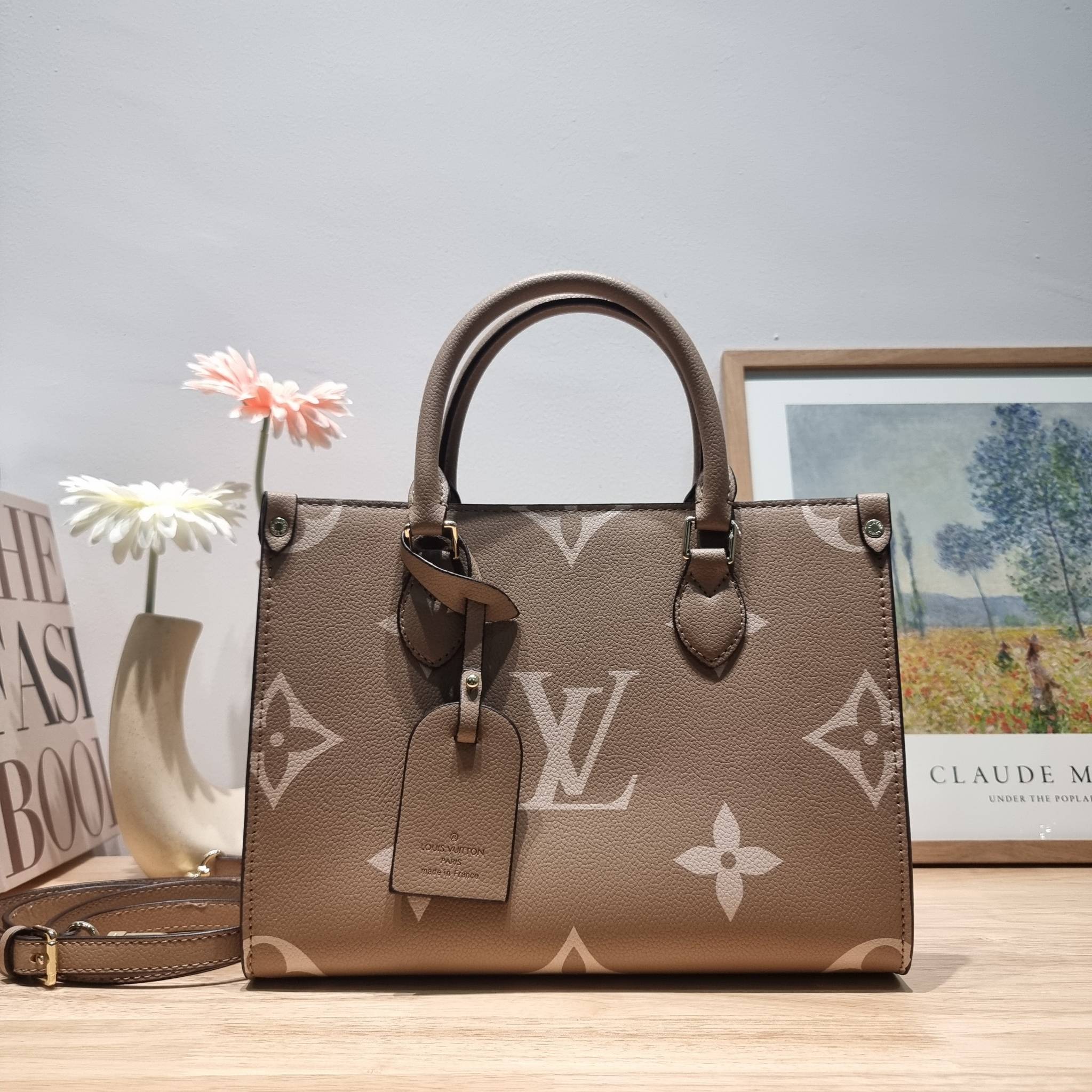 LV Onthego / LV crossbody tote bag กระเป๋าทรงโท้ทเวอร์ชั่นดั้งเดิม ที่คลาสสิค ผู้ดี หรูหรา โทนสีใช้งานง่าย ได้ทุกลุค ทุกสไตล์ วัสดุหนังลูกวัว ผิวลายเกรน มาพร้อมหูจับในตัว คล้องแขนก็ดูแพง หรือจะเกี่ยวสายครอสสะพายก็อัพลุคได้เลย ภายในโล่งกว้างมาก มีอะไหล่เกี