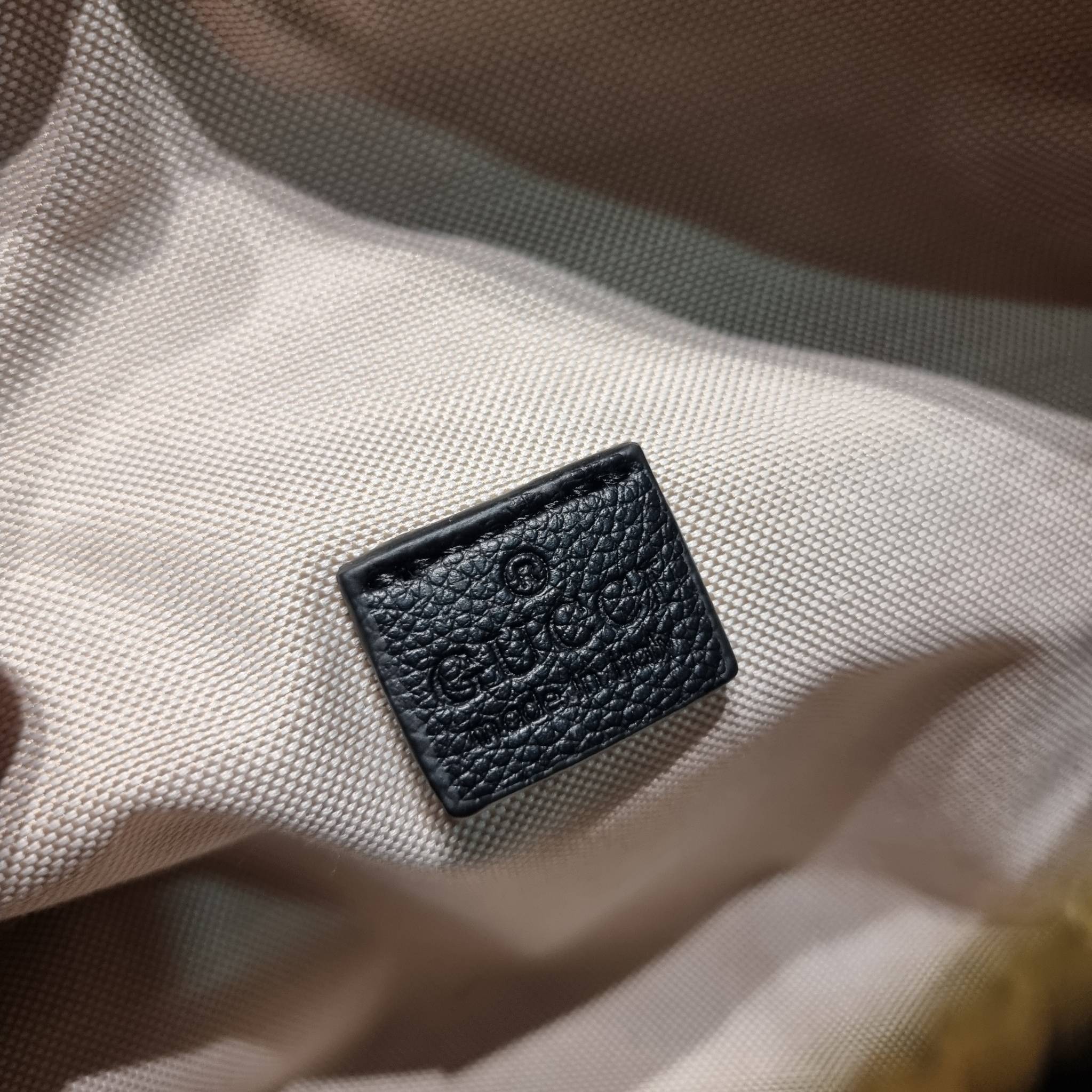 GUCCI Print Logo Belt Bag / GG LEATHER BELT BAG ไอเท็มยอดฮิต ขึ้นแท่น best seller กับกระเป๋าคาดอก ไซส์ใหญ่จุได้คุ้มค่า รูปทรงคลาสสิค พกพาง่าย ดีไซน์ลวดลายเอกลักษณ์ที่เป็นกิมมิค สายสะพายปรับได้ตามชอบ