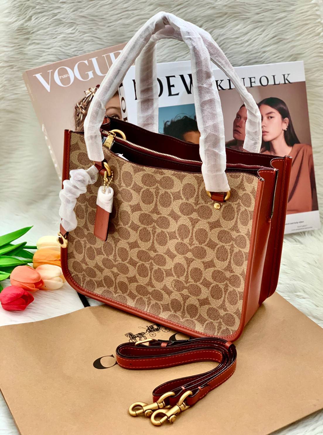 COACH C3889 TYLER CARRYALL 28 IN SIGNATURE CANVAS ((C3460//C3889)) รุ่นยอดฮิตที่สาวๆหลายคนเรียกร้อง กับกระเป๋าถือ/สะพายทรงสวย ที่มาพร้อมสายสะพายไหล่ในตัว และสายครอสบอดี้สำหรับสะพายข้าง ตัวกระเป๋าถูกแบ่งเป็นสัดส่วนสวยงาม มีช่องซิปกลางที่ใหญ่พอสมควร และยังม