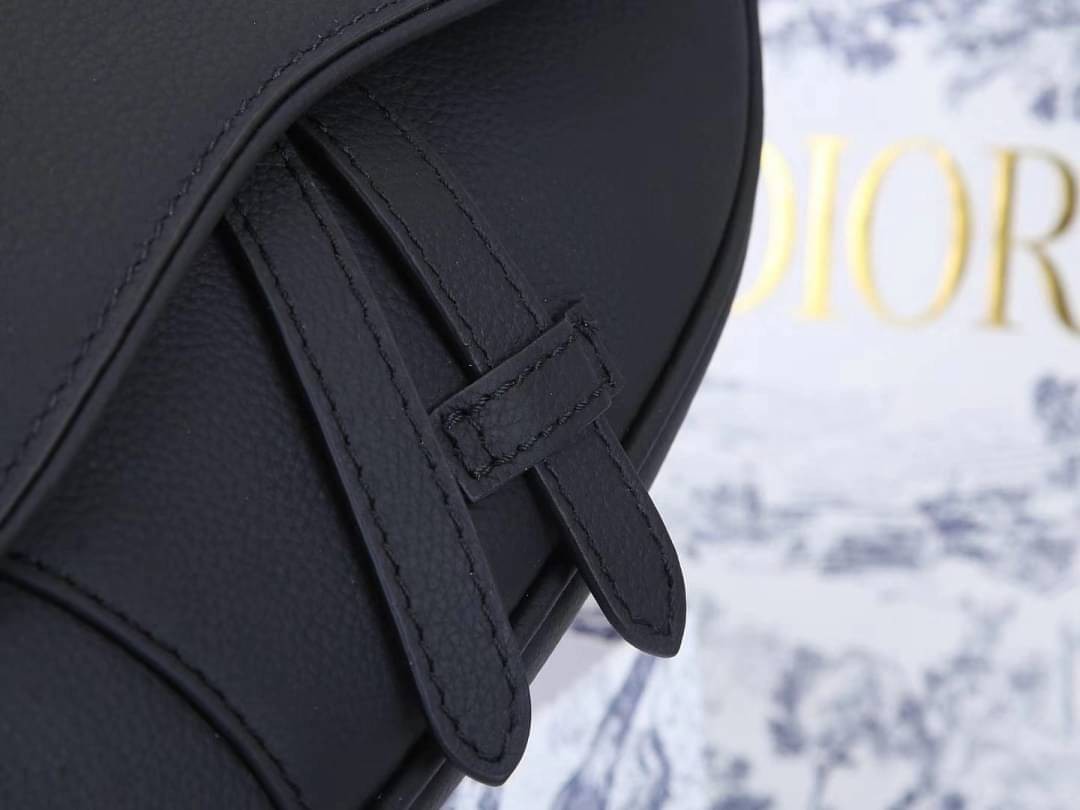 CHRISTIAN DIOR BLACK GRAINED CAFLSKIN MINI SADDLE BAG / Dior Men Bag เกรดใช้งานสลับของแท้ เกรดออริจินอล ภาพสินค้าถ่ายจากงานขายจริง ใช้งานต่างประเทศได้
