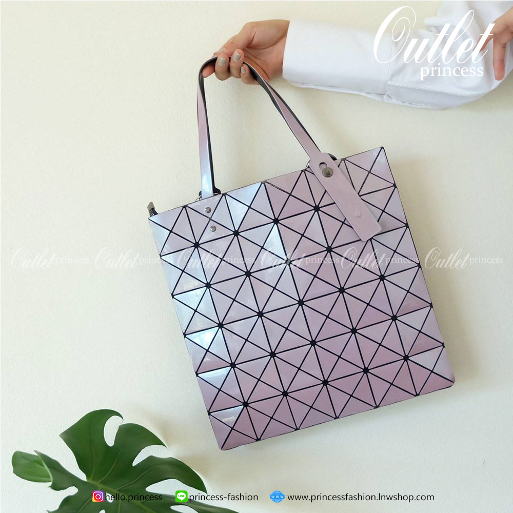 ทรงสุดฮิตจากแบรนด์ David Jones รุ่น Candy color ใบนี้ มาพร้อมกับน้องกระต่าย DV ขนฟู นิ่มๆ สีเข้า set กับกระเป๋าคะ กระเป๋า ทรง Tote ตัวกระเป๋าเย็บติด ด้วยแผ่นอคิลิค ตัดขอบลายวิ้งๆ สุดหรู ดีไซน์เกร๋ จุดเด่นที่ น้ำหนักเบา สามารถ ถือ หรือ สะพายไหล่ได้คะ ใบใหญ