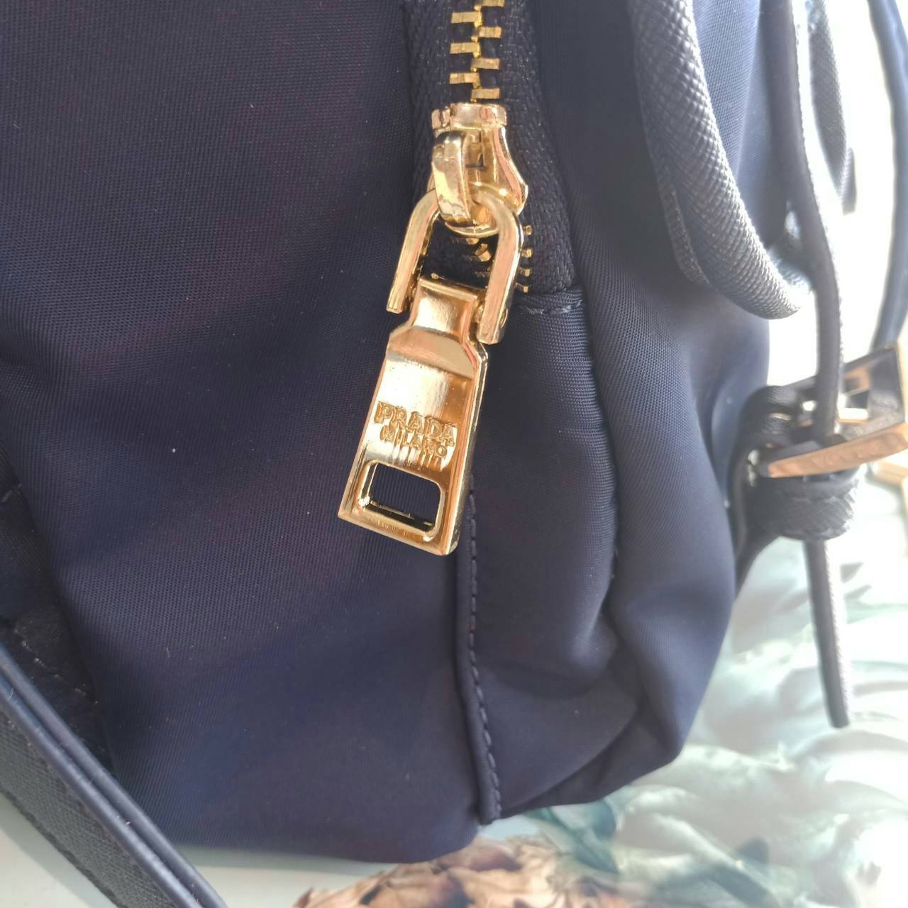 PRADA MINI BACKPACK with chain กระเป๋าเป้ size mini premium gift จากแบรนด์ Prada ขนาดกำละงน่ารัก ปรับสะพายได้หลายทรง วัสดุ nylon เปิดปิดด้วยกระดุมแม่เหล็ก ด้านหน้ามีช่องเล็ก น้ำหนักเบา ภายในมีช่องเล็ก และช่องซิป จุได้เยอะ ซับได้ 100& polyester มีหูหิ้วจับ