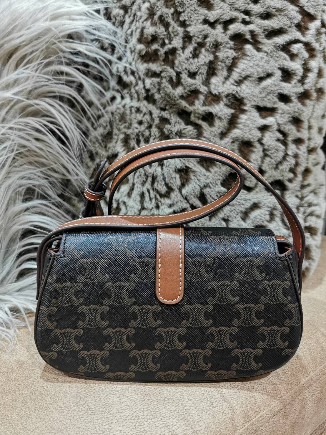 CELINE MINI CROSSBODY BAG VIP GIFT WITH PURCHASE (GWP) กระเป๋าพรีเมี่ยมกิ๊ฟ Limited Edition จาก CELINE PARFUME DUTYFREE COUNTER วัสดุ TRIOMPHE CANVAS ดีไซน์สุดคลาสสิคเปิดปิดด้วยฝาปิดแม่เหล็ก ด้านหน้าตกแต่งด้วยแม่กุญเเจแบรนด์สามารถใช้งานจริงได้ ภายในโล่งมี