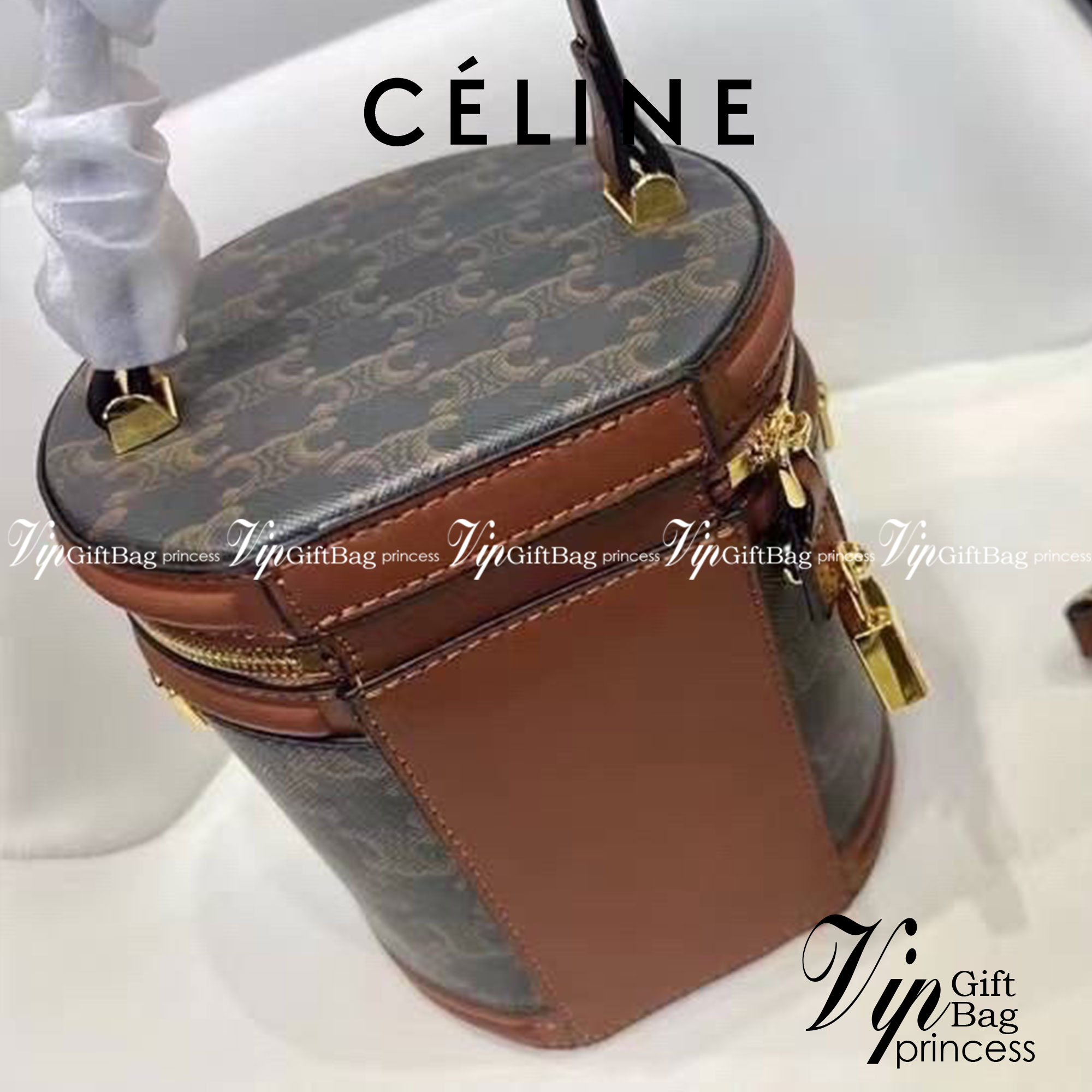 Celine Bucket Bag Canvas สำหรับ Collection กระเป๋าทรงบัคเก็ตสะดุดตาดีไซน์สวยงาม ซิปรอบหูจับแข็งแรง สะท้อนความวินเทจผสมผสานดีไซน์กระเป๋าที่ทันสมัย ตอบโจทย์สาวหัวสมัยใหม่ที่เบื่อ ลายแคนวาสสวยชัด การตัดเย็บประณีต มาพร้อมสายสะพายยาว อะไหล่สีทอง ใครมองหากระเป๋