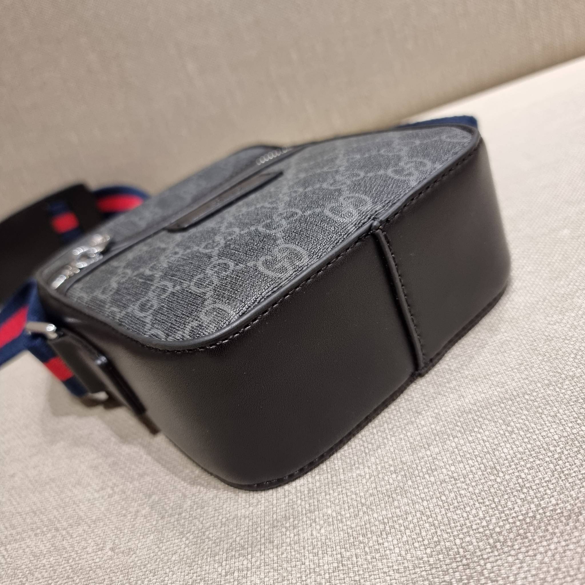 VIP 】GC VIP MINI MESSENGER CROSSBODY BAG กระเป๋าสะพายข้างพรีเมี่ยมลุคสปอร์ต เรียบแต่แอบหรู ไซส์มินิ น่าใช้!! วัสดุหนังแคนวาส ไม่ต้องห่วงเรื่องความทนทาน ✔️ ตกแต่งสายคาดหรู เท่ ดีไซน์สีตามสัญลักษณ์แบรนด์ เข้ากันมากๆ!! เปิด-ปิดด้วยซิป ด้านหน้ามีช่องซิ