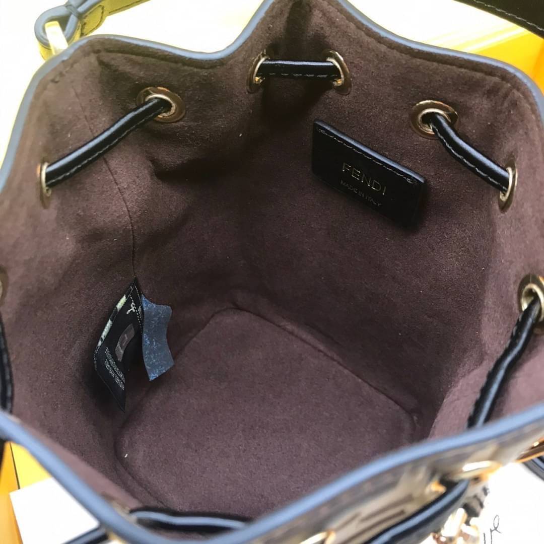 Ori Fendi MonTresor mini Bucket Bag 12cm กระเป๋าถือหรือสะพายข้าง วัสดุหนังแท้ทรงขนมจีบ ลายแบรนด์ อะไหล่ทองหรูหรา จุของได้เยอะ ตั้งอยู่ทรง ด้านในโล่ง มี2สาย สายสั้น+ยาว ถอดสายได้ Crossbody ได้ สายยาวปรับระดับได้ คุ้มสุดๆ ใบนี้ไม่ควรพลาดค่ะ ดาราเซเลปใช้กันเ