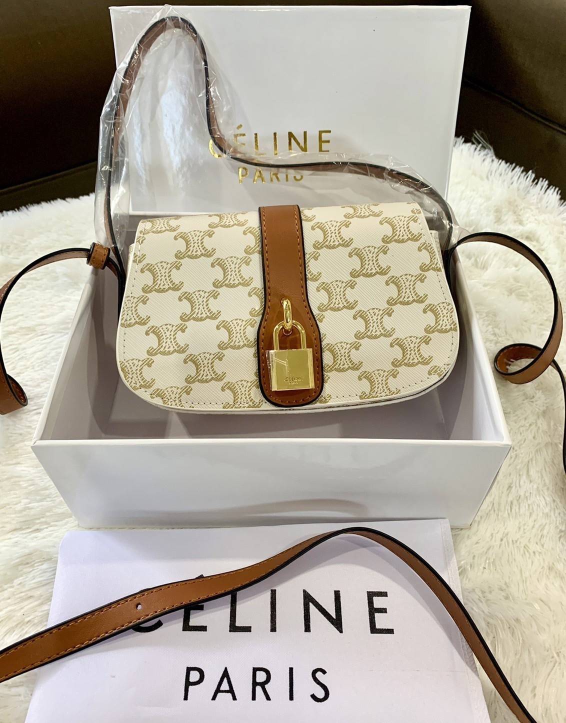 VIP 】CELINE TABOU CLUTCH BAG CELINE MINI CROSSBODY BAG (GWP) วัสดุ Triomphe Canvas หนังสวยอยู่ทรงกันน้ำได้ ขนาดกำลังน่ารัก การออกแบบที่เน้นความเรียบแต่หรู มาพร้อมสายสะพายสั้นและสายสะพายยาว สำหรับสะพายไหล่ สายปรับระดับสั้น-ยาวได้ (ถอดไม่ได้) โดดเด่นที่ด้าน