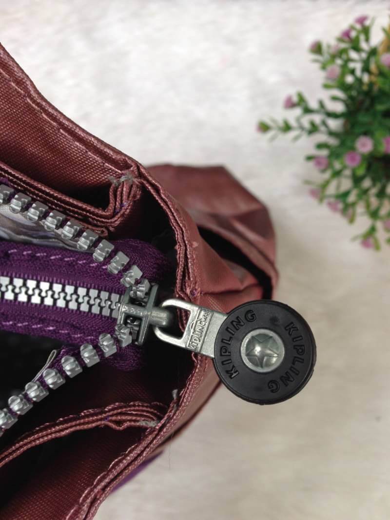Kipling รุ่น Cicele กระเป๋าสะพายไหล่ใบใหญ่ สวยน่ารัก ตัวกระเป๋าด้านในเป็นช่องโล่งแบบปิดเปิดด้วยซิป มีช่องซิปด้านใน ด้านข้างกระเป๋า มี 2 ช่อง ปิดเปิด ด้วยเทป พร้อมที่ใส่โทรศัพท์ ปากกา และ MP 3 ในส่วนด้านใน และ ด้านข้างกระเป๋า ซ้าย-ขวา เป็นช่องขนาดเล็กสำหรั