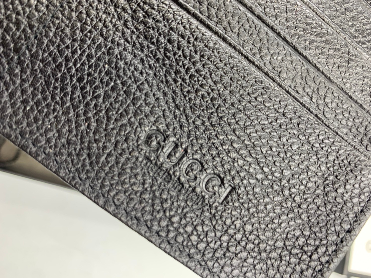 GUCCI MEN WALLET / GUCCI LONG WALLET / GUCCI WALLET กระเป๋าสตางค์ใบยาวผู้ชาย งานหนังแท้ ผสมผสานความสง่างามและคลาสสิกที่เข้ากับยุคสมัย ด้านหน้าโดดเด่นด้วยซิกเนเจอร์แบรนด์ เป็นอีกหนึ่งรุ่นที่ดาราเชเลปใช้กันเยอะมาก พร้อมส่งที่ไทย ภาพสินค้าถ่ายจากงานขายจริง ใ