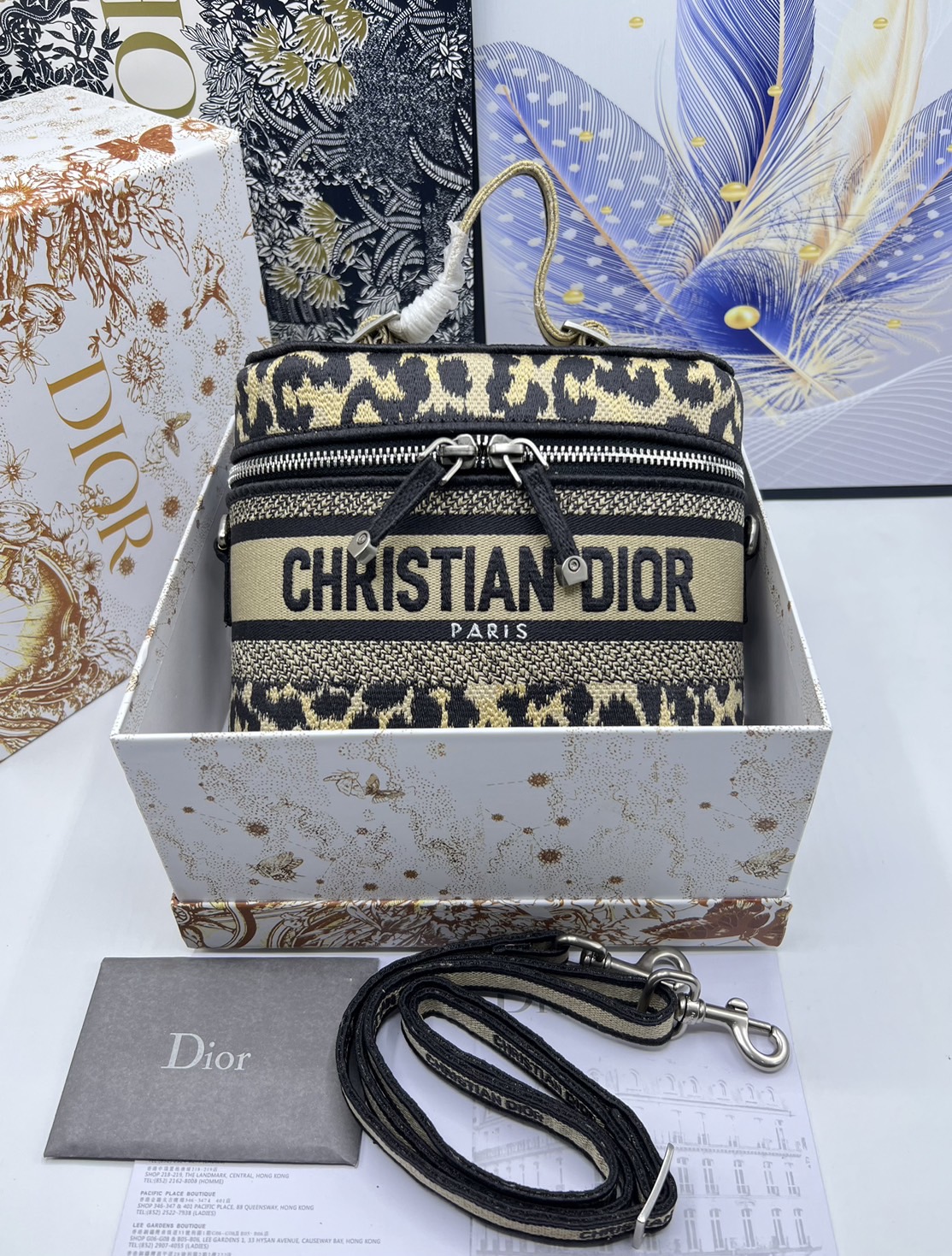 18cm Small DiorTravel Vanity Case กระเป๋าใส่เครื่องสำอาง มาพร้อมกับลวดลาย Oblique ปักอย่างประณีตและประดับด้วยสัญลักษณ์ Christian Dior Paris มาพร้อมสายสะพายและหูจับในตัว ปรับเปลี่ยนใช้งานได้ตามสไตล์