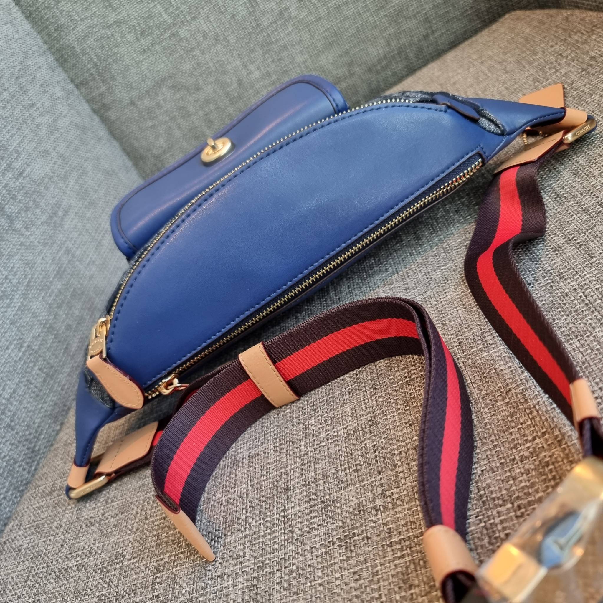 OUTLET 】COACH C4035 HERITAGE BELT BAG IN SIGNATURE CHAMBRAY ใหม่ล่าสุด กระเป๋าคาดอกสุดชิคสำหรับหนุ่มๆ เป็นดีไซน์กึ่งสปอร์ตที่ดูหรูมากๆ แพทเทิร์นเป็นที่ใช้งานง่าย วัสดุผ้าแชมเบรย์สลับหนังแท้ ไม่หนาไม่บางจนเกินไป มีช่องด้านหน้า และซิปหลัก ภายในโล่งกว้าง จุข