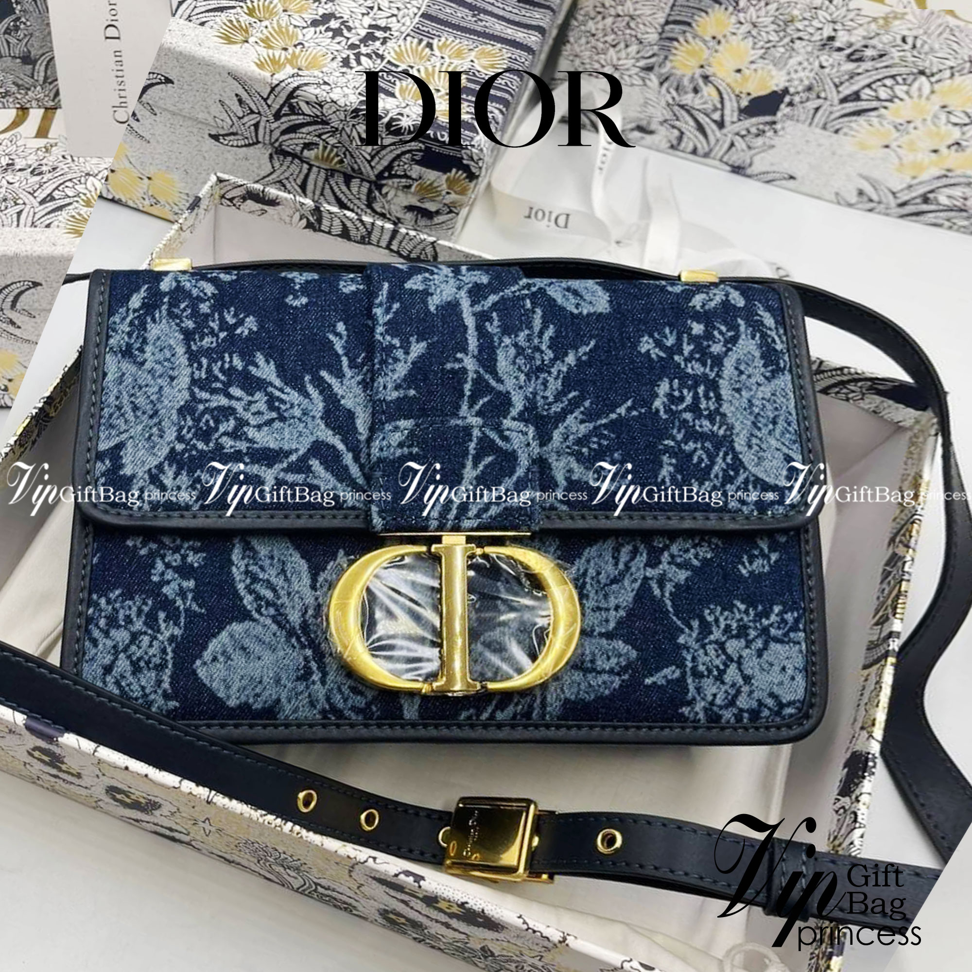 หนังแท้ DIOR Montaigne Denim Bag Blue Dior Jacquard กระเป๋าสะพายทรงกล่องเปิดหน้า งานหนังแท้และเดนิมแจ็กการ์ดอย่างดี แต่งอะไหล่CD ด้านหน้า มาพร้อมสายสะพายสามารถปรับระดับได้ ทรงสี่เหลี่ยมหนังเรียบสวยหรูอยู่ทรง ภายในโล่งมีโลโก้สามารถใส่มือถือของใช้จุกจิกได้ 