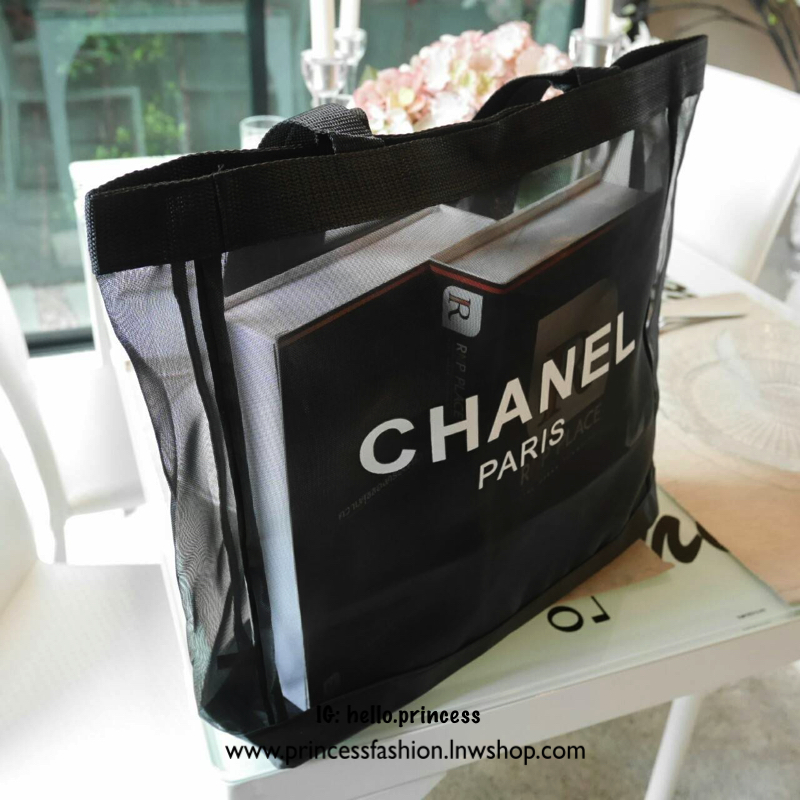 สาวๆ style minimal ห้ามพลาด! Chanel Black Mesh Tote Bag กระเป๋าแบรนด์ชาแนล ของแท้ (ไม่ใช่งานเลียนแบบ) ทำจาก 100% Polyester Mesh ใบขนาดพอดี รุ่นนี้ตัวสายทำจากผ้า ด้านหน้าสกรีนชื่อแบรนด์ น้ำหนักเบา สะพายไหล่ได้ ดีไซน์เก๋ ใส่หนังสือ ใส่แฟ้มเอกสาร ipad ได้สบา