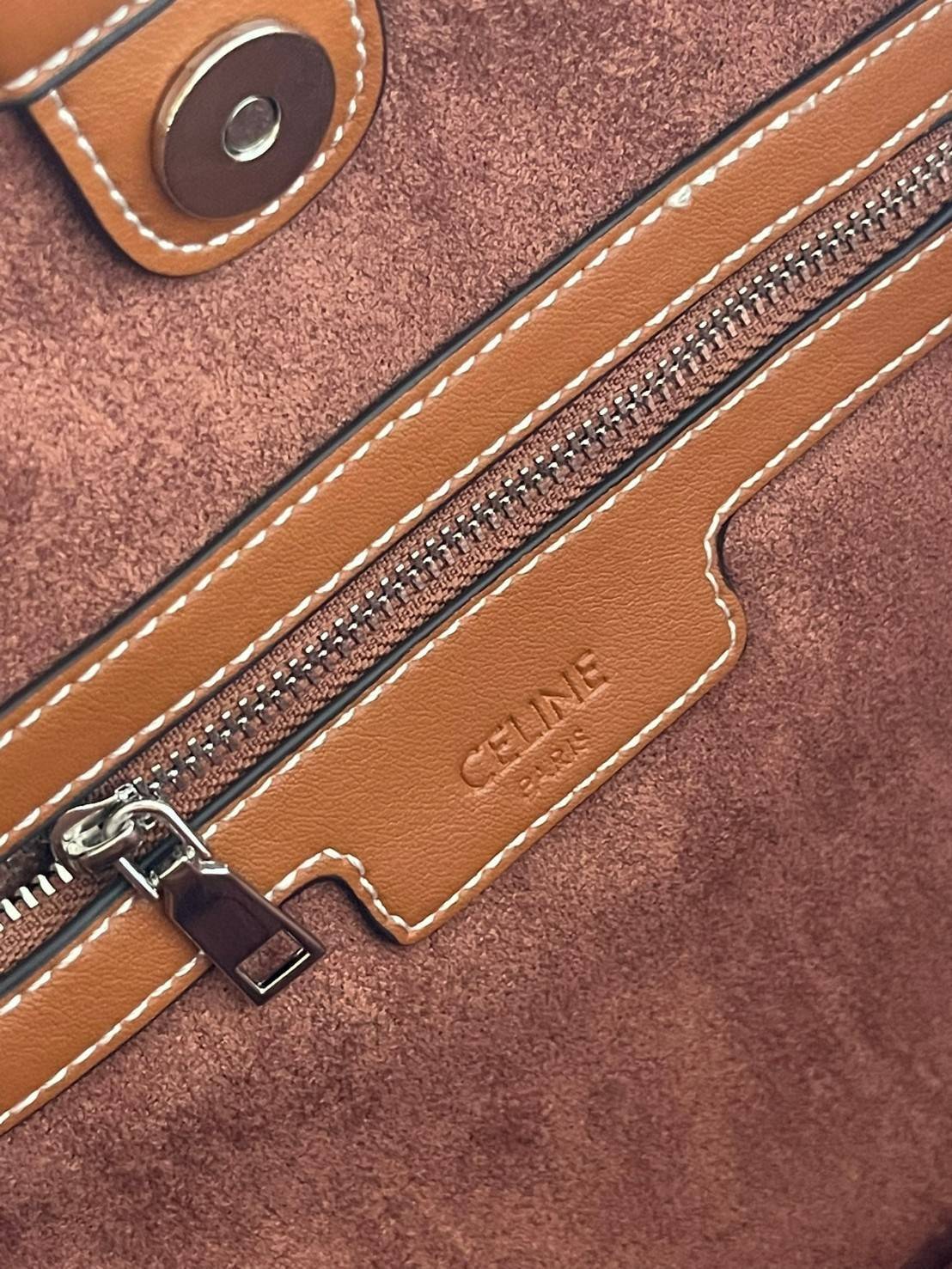 Celine cabas drawstring cuir triomphe in Smooth Calfskin / celine shopping bag เป็นกระเป๋าที่ดีไซน์คลาสสิก เรียบหรู ไม่ตกยุค โดดเด่นเพราะมีโลโก้อยู่ตรงกลาง ออกแบบมาให้ใส่ของใช้ในชีวิตประจำวัน ซึ่งคุณสามารถใช้เป็นกระเป๋าถือหรือสะพายไหล่ก็ล้วนเก๋และมีความคล