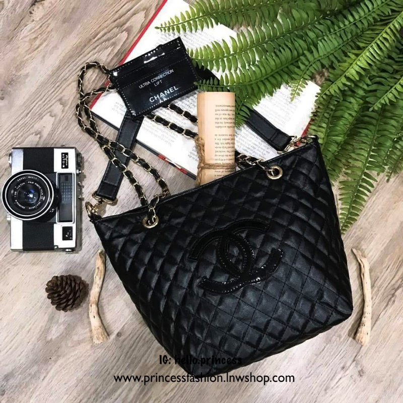 Chanel GWP Tote Bag With Chain New arrival! กระเป๋าสะพายทรง Tote VIP Gift With Purchase รุ่น Limited Edition VIP gift ของแท้จาก Chanel Perfume Counter วัสดุหนังเรียบลายตาราง ขนาดกำลังดี น้ำหนักเบา ด้านหน้ามีโลโก้ เปิดปิดด้วยกระดุมแม่เหล็ก ภายในมีโลโก้ และ